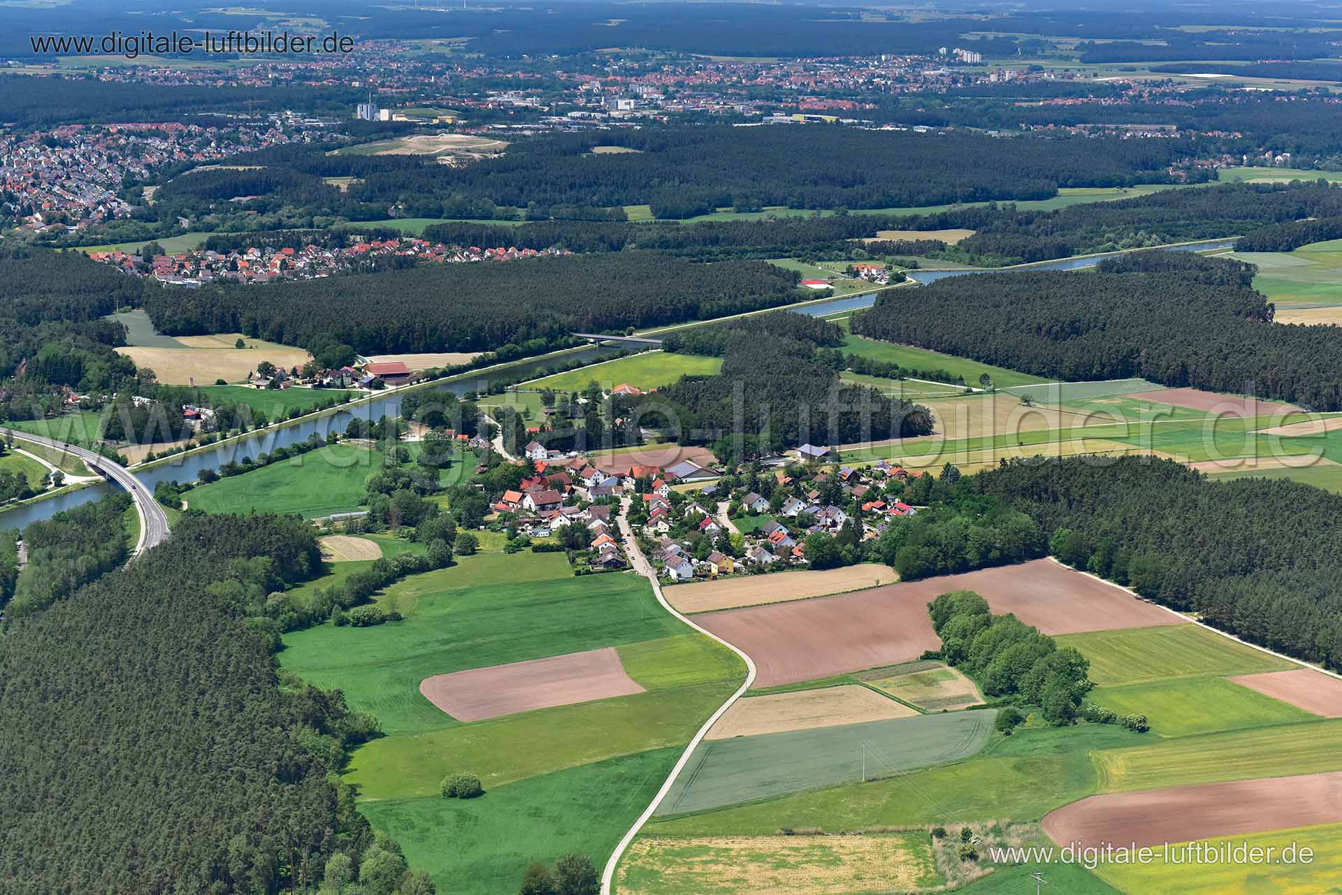 Titel: Mittelmembach, Bildnummer: n290910, Ort / Stadt: Schwanstetten, (Land)Kreis: Landkreis Roth, Regierungsbezirk: Mittelfranken, Bundesland: Bayern, Aufnahmedatum: 02.06.2019, Schlagwörter: Luftbild, Luftbilder, Luftbildfotografie, Luftaufnahme, Luftbildaufnahme, Luftfoto, Vogelperspektive, Vogelansicht, Deutschland, Schräg- und Senkrecht-Luftaufnahmen, Orthofotografie, Mittelmembach, Main-Donau-Kanal, Kanal, Panorama, Horizont, Gewässer, Monat: Juni, Jahreszeit: Sommer, Tageszeit: Mittag /