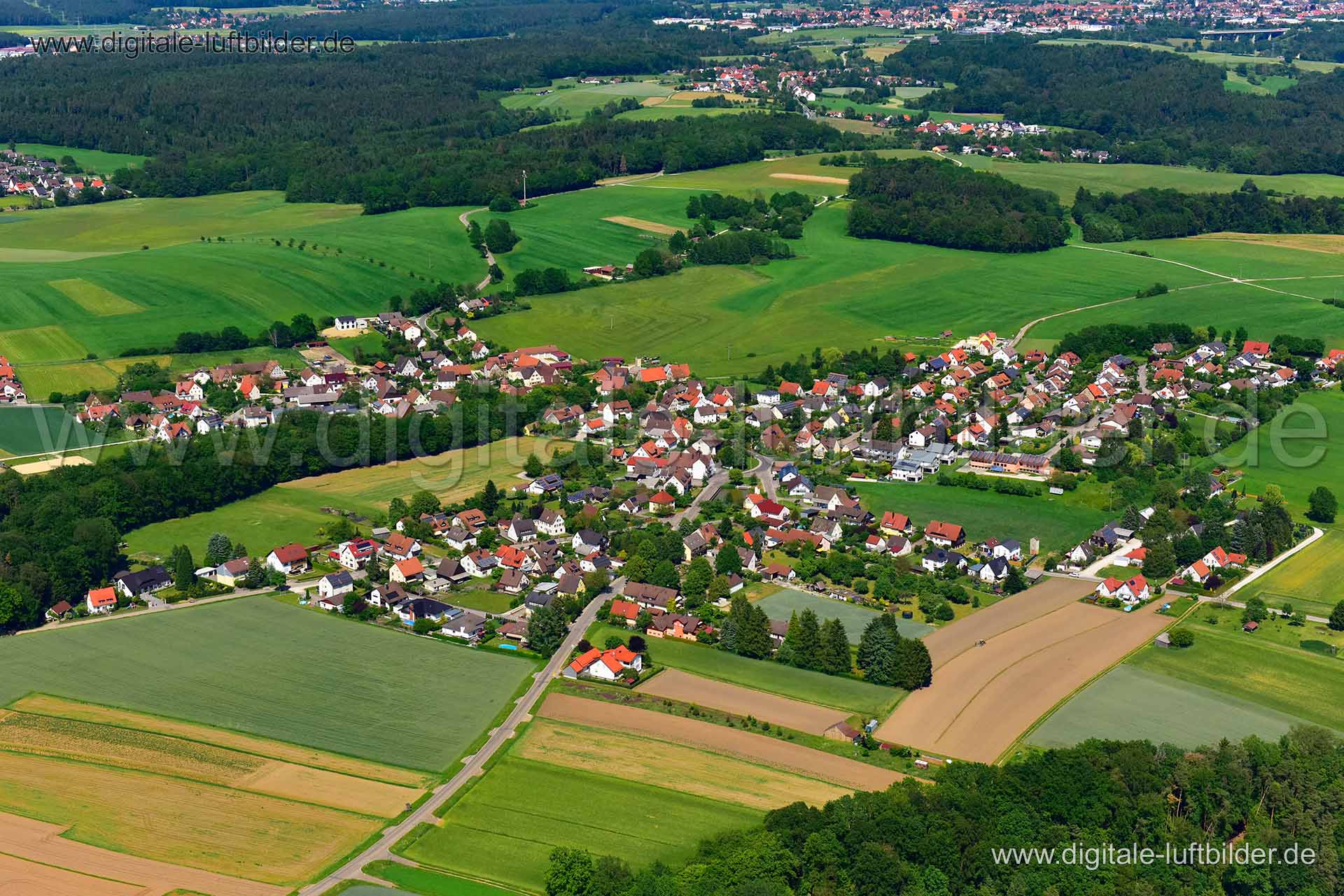 Titel: Altenthann, Bildnummer: n303460, Ort / Stadt: Schwarzenbruck, (Land)Kreis: Landkreis Nürnberger Land, Regierungsbezirk: Mittelfranken, Bundesland: Bayern, Aufnahmedatum: 03.06.2019, Schlagwörter: Luftbild, Luftbilder, Luftbildfotografie, Luftaufnahme, Luftbildaufnahme, Luftfoto, Vogelperspektive, Vogelansicht, Deutschland, Schräg- und Senkrecht-Luftaufnahmen, Orthofotografie, Schwarzenbruck, Altenhann, Altenthann, Monat: Juni, Jahreszeit: Sommer, Tageszeit: Mittag / Nachmittag, Jahr: 2019