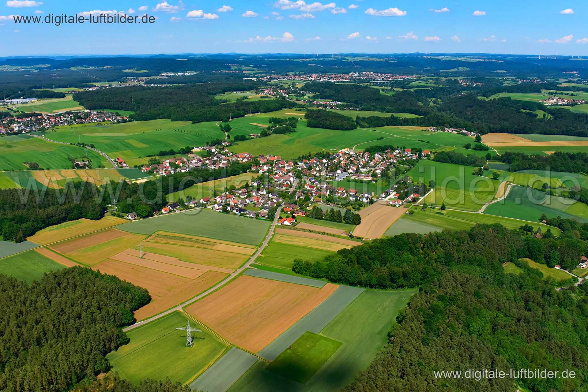 Titel: Altenthann, Bildnummer: n303470, Ort / Stadt: Schwarzenbruck, (Land)Kreis: Landkreis Nürnberger Land, Regierungsbezirk: Mittelfranken, Bundesland: Bayern, Aufnahmedatum: 03.06.2019, Schlagwörter: Luftbild, Luftbilder, Luftbildfotografie, Luftaufnahme, Luftbildaufnahme, Luftfoto, Vogelperspektive, Vogelansicht, Deutschland, Schräg- und Senkrecht-Luftaufnahmen, Orthofotografie, Schwarzenbruck, Altenhann, Himmel, Horizont, Panorama, Altenthann, Monat: Juni, Jahreszeit: Sommer, Tageszeit: Mit