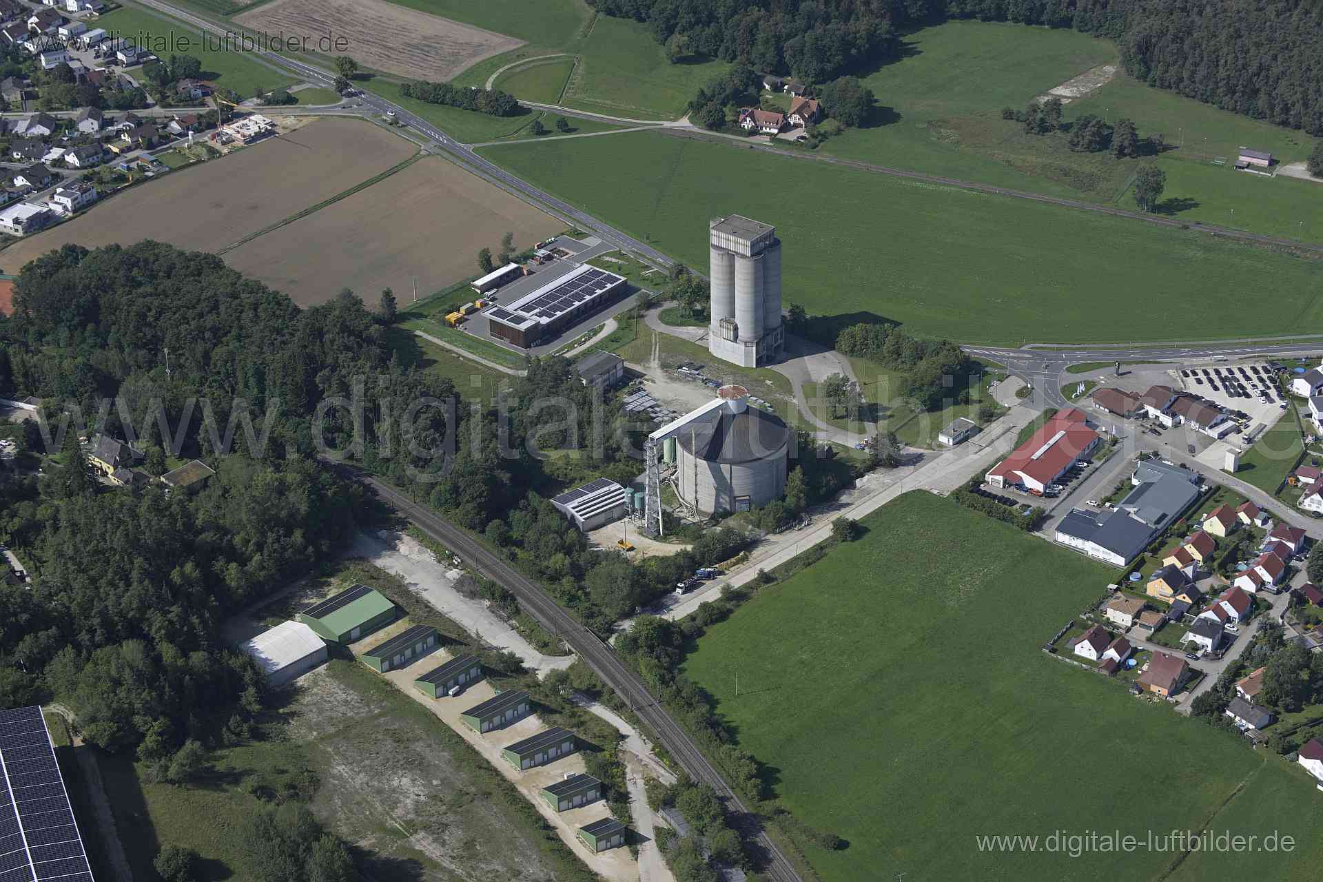 Titel: Heidelberger Cement, Bildnummer: n520630, Ort / Stadt: Sengenthal, (Land)Kreis: Landkreis Neumarkt in der Oberpfalz, Regierungsbezirk: Oberpfalz, Bundesland: Bayern, Aufnahmedatum: 20.08.2023, Schlagwörter: Deutschland, , Heidelberger Cemet, Rohstoffe, Baustoffe, Silo, Tank, Speicher, Produktion, Sengenthal am Anger, Monat: August, Jahreszeit: Sommer, Tageszeit: Vormittag / Mittag, Jahr: 2023, Flug ID: 20230820, Bildstatus: unbearbeitetes Rohbild, Bildabmessung: 8256 x 5504 Pixel, Fotogra