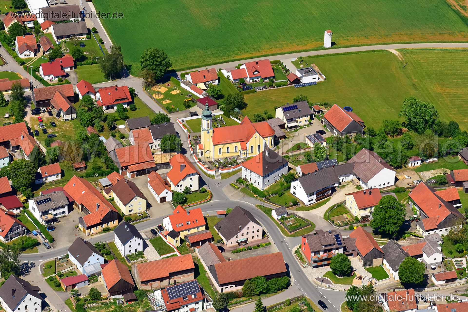 Titel: Eichenhofen, Bildnummer: n302870, Ort / Stadt: Seubersdorf, (Land)Kreis: Landkreis Neumarkt in der Oberpfalz, Regierungsbezirk: Oberpfalz, Bundesland: Bayern, Aufnahmedatum: 03.06.2019, Schlagwörter: Luftbild, Luftbilder, Luftbildfotografie, Luftaufnahme, Luftbildaufnahme, Luftfoto, Vogelperspektive, Vogelansicht, Deutschland, Schräg- und Senkrecht-Luftaufnahmen, Orthofotografie, Eichenhofen, Monat: Juni, Jahreszeit: Sommer, Tageszeit: Mittag / Nachmittag, Jahr: 2019, Flug ID: 20190603, B