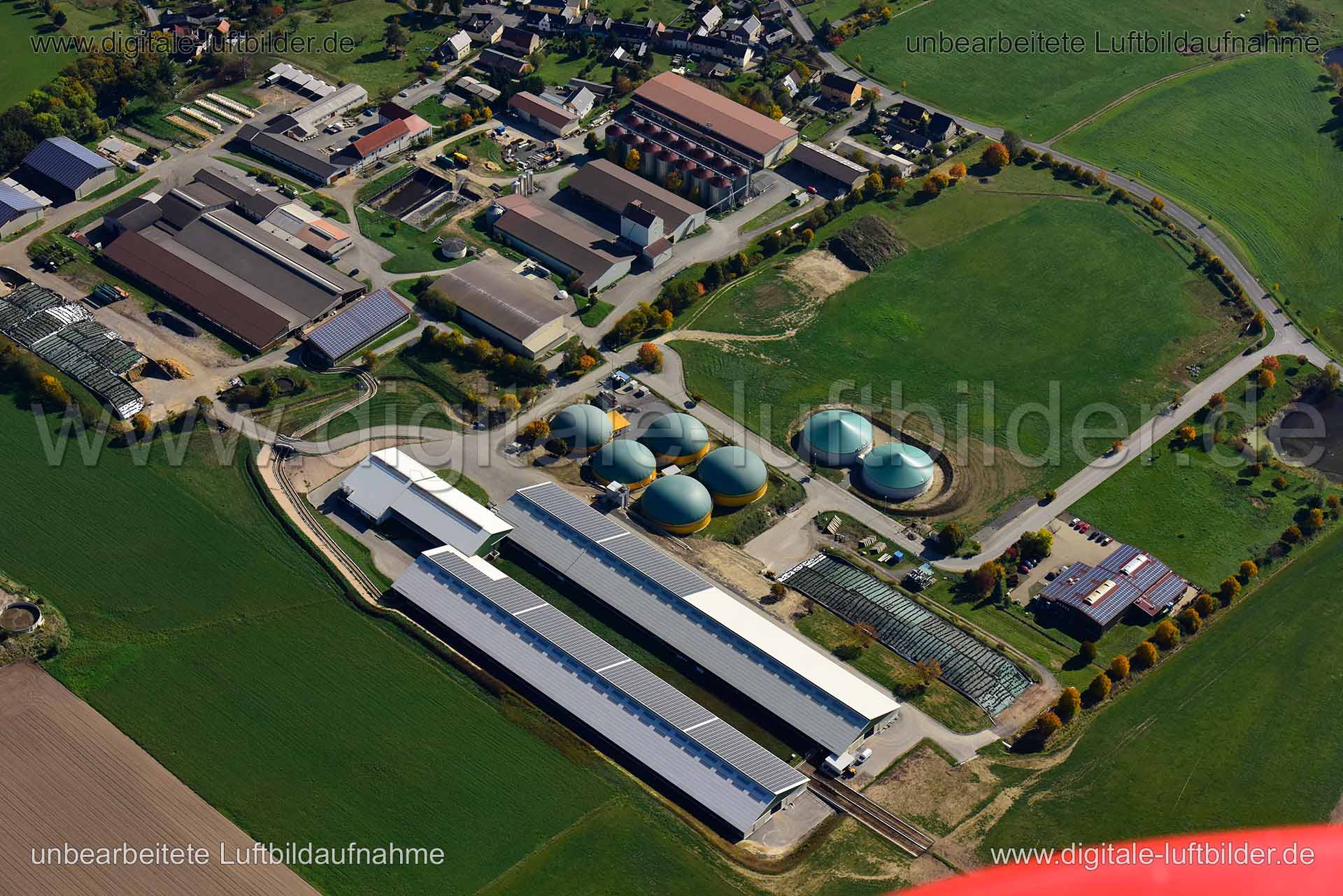 Titel: Staitz, Bildnummer: n351640, Ort / Stadt: Staitz, (Land)Kreis: Landkreis Greiz, Regierungsbezirk: Thüringen, Bundesland: Thüringen, Aufnahmedatum: 14.10.2019, Schlagwörter: Luftbild, Luftbilder, Luftbildfotografie, Luftaufnahme, Luftbildaufnahme, Luftfoto, Vogelperspektive, Vogelansicht, Deutschland, Schräg- und Senkrecht-Luftaufnahmen, Orthofotografie, Staitz, Biogas, Biogasanlage, Erneuerbare Energie, Massentierhaltung, Tierzucht, Energiegewinnung, Monat: Oktober, Jahreszeit: Herbst, Ta