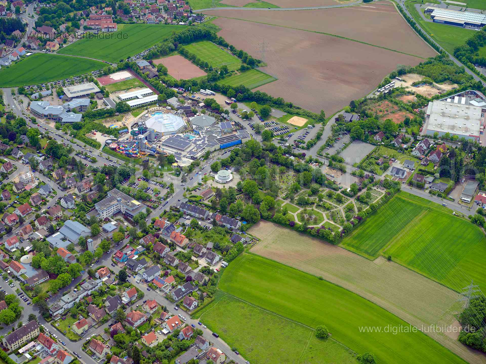 Luftbild - Stein bei Nürnberg, Ort: Stein, Tags: Stein bei Nürnberg, Palm Beach, Neuer Friedhof Stein, Gymnasium Stein, Sc...