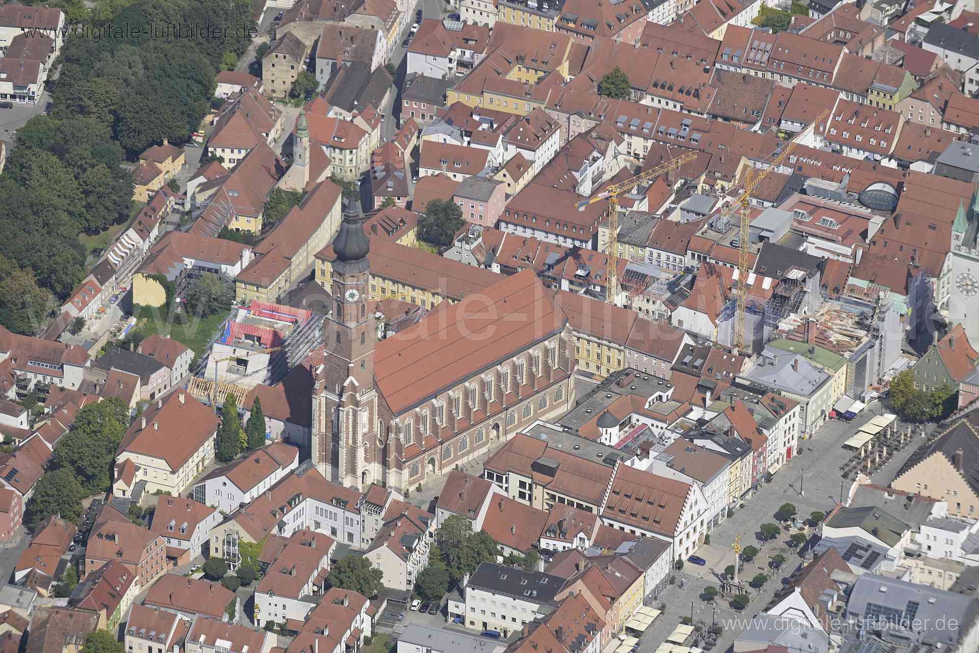 Titel: Basilika St. Jakob, Bildnummer: n523210, Ort / Stadt: Straubing, (Land)Kreis: Landkreis Staubing, Regierungsbezirk: Niederbayern, Bundesland: Bayern, Aufnahmedatum: 20.08.2023, Schlagwörter: Deutschland, , Basilika, Kirche, St. Jakob Kirche, Basilika St. Jakob, Theresienplatz, Kran, Kräne, Monat: August, Jahreszeit: Sommer, Tageszeit: Vormittag / Mittag, Jahr: 2023, Flug ID: 20230820, Bildstatus: unbearbeitetes Rohbild, Bildabmessung: 8256 x 5504 Pixel, Fotograf & Copyright: Oliver Acker