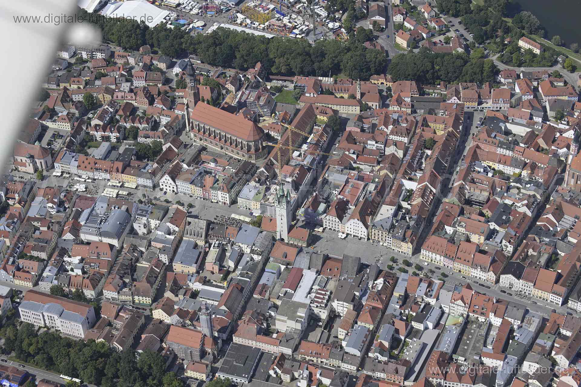 Titel: Stadtturm Straubing, Bildnummer: n523340, Ort / Stadt: Straubing, (Land)Kreis: Landkreis Staubing, Regierungsbezirk: Niederbayern, Bundesland: Bayern, Aufnahmedatum: 20.08.2023, Schlagwörter: Deutschland, , Stadtturm Straubing, Stadtturm, Ludwigsplatz, Altstadt, Basilika St. Jakob, Kirche, Monat: August, Jahreszeit: Sommer, Tageszeit: Vormittag / Mittag, Jahr: 2023, Flug ID: 20230820, Bildstatus: unbearbeitetes Rohbild, Bildabmessung: 8256 x 5504 Pixel, Fotograf & Copyright: Oliver Acker