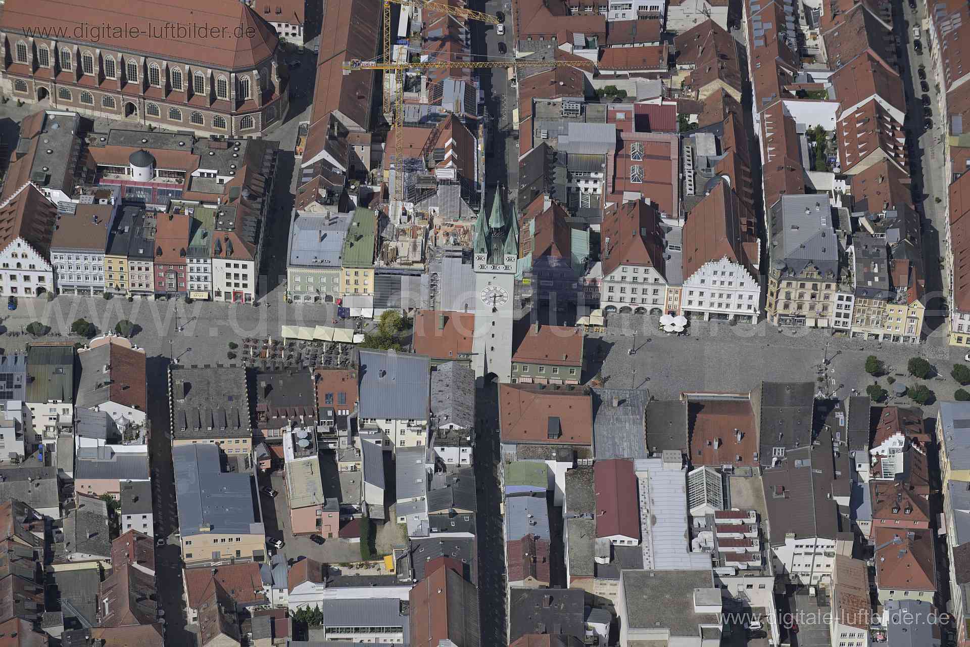 Titel: Stadtturm Straubing, Bildnummer: n523350, Ort / Stadt: Straubing, (Land)Kreis: Landkreis Staubing, Regierungsbezirk: Niederbayern, Bundesland: Bayern, Aufnahmedatum: 20.08.2023, Schlagwörter: Deutschland, , Stadtturm Straubing, Stadtturm, Ludwigsplatz, Altstadt, Monat: August, Jahreszeit: Sommer, Tageszeit: Vormittag / Mittag, Jahr: 2023, Flug ID: 20230820, Bildstatus: unbearbeitetes Rohbild, Bildabmessung: 8256 x 5504 Pixel, Fotograf & Copyright: Oliver Acker