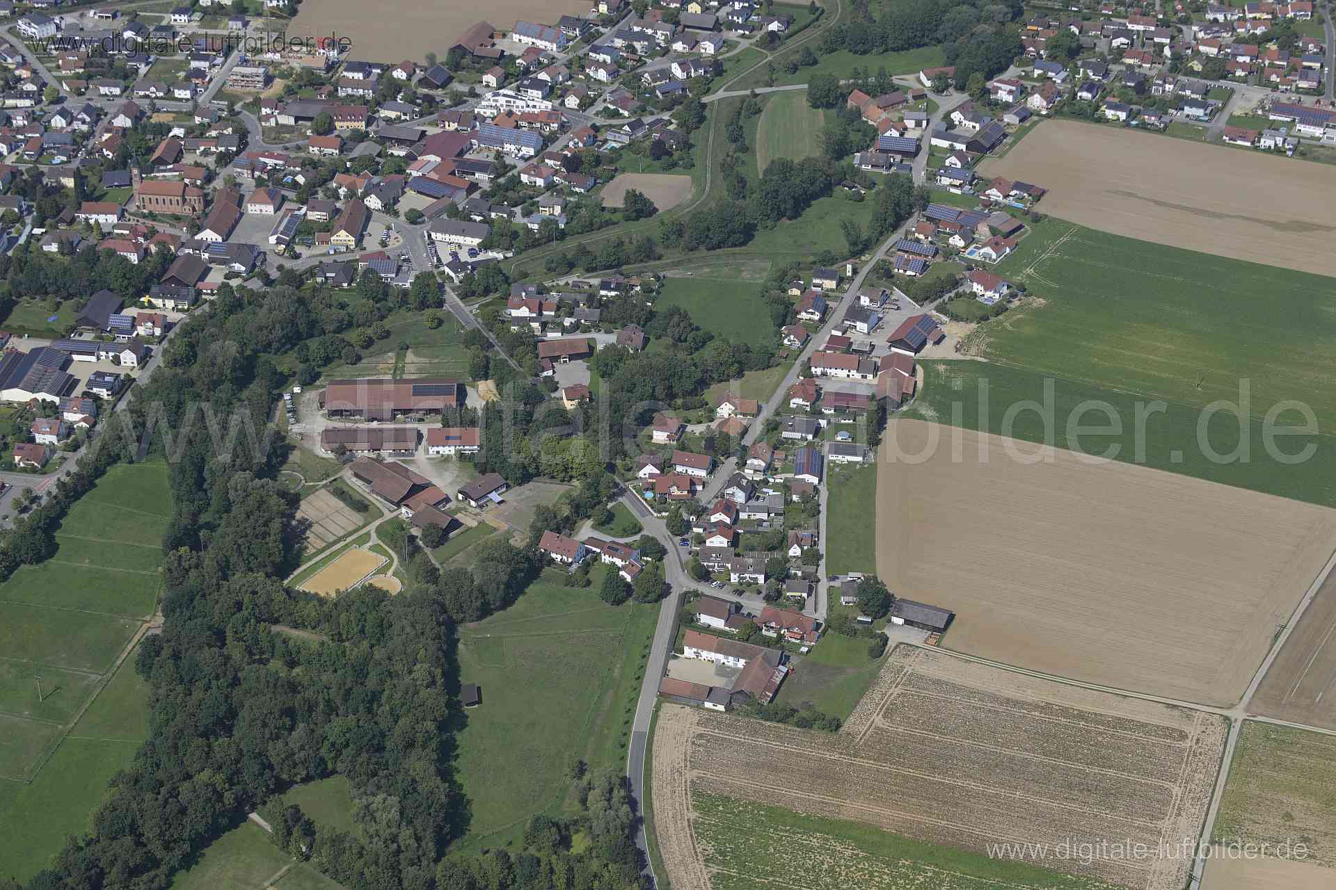Titel: Straubing Friedhof, Bildnummer: n523180, Ort / Stadt: Straubing, (Land)Kreis: Landkreis Staubing, Regierungsbezirk: Niederbayern, Bundesland: Bayern, Aufnahmedatum: 20.08.2023, Schlagwörter: Deutschland, , Friedhof, Monat: August, Jahreszeit: Sommer, Tageszeit: Vormittag / Mittag, Jahr: 2023, Flug ID: 20230820, Bildstatus: unbearbeitetes Rohbild, Bildabmessung: 8256 x 5504 Pixel, Fotograf & Copyright: Oliver Acker