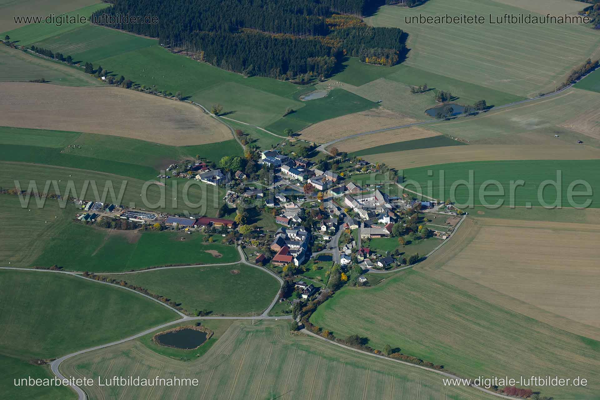 Titel: Willersdorf, Bildnummer: n351310, Ort / Stadt: Tanna, (Land)Kreis: Landkreis Saale-Orla-Kreis, Regierungsbezirk: Thüringen, Bundesland: Thüringen, Aufnahmedatum: 14.10.2019, Schlagwörter: Luftbild, Luftbilder, Luftbildfotografie, Luftaufnahme, Luftbildaufnahme, Luftfoto, Vogelperspektive, Vogelansicht, Deutschland, Schräg- und Senkrecht-Luftaufnahmen, Orthofotografie, Tanna-Willersdorf, Dorf, Willersdorf, Monat: Oktober, Jahreszeit: Herbst, Tageszeit: Mittag / Nachmittag, Jahr: 2019, Flug