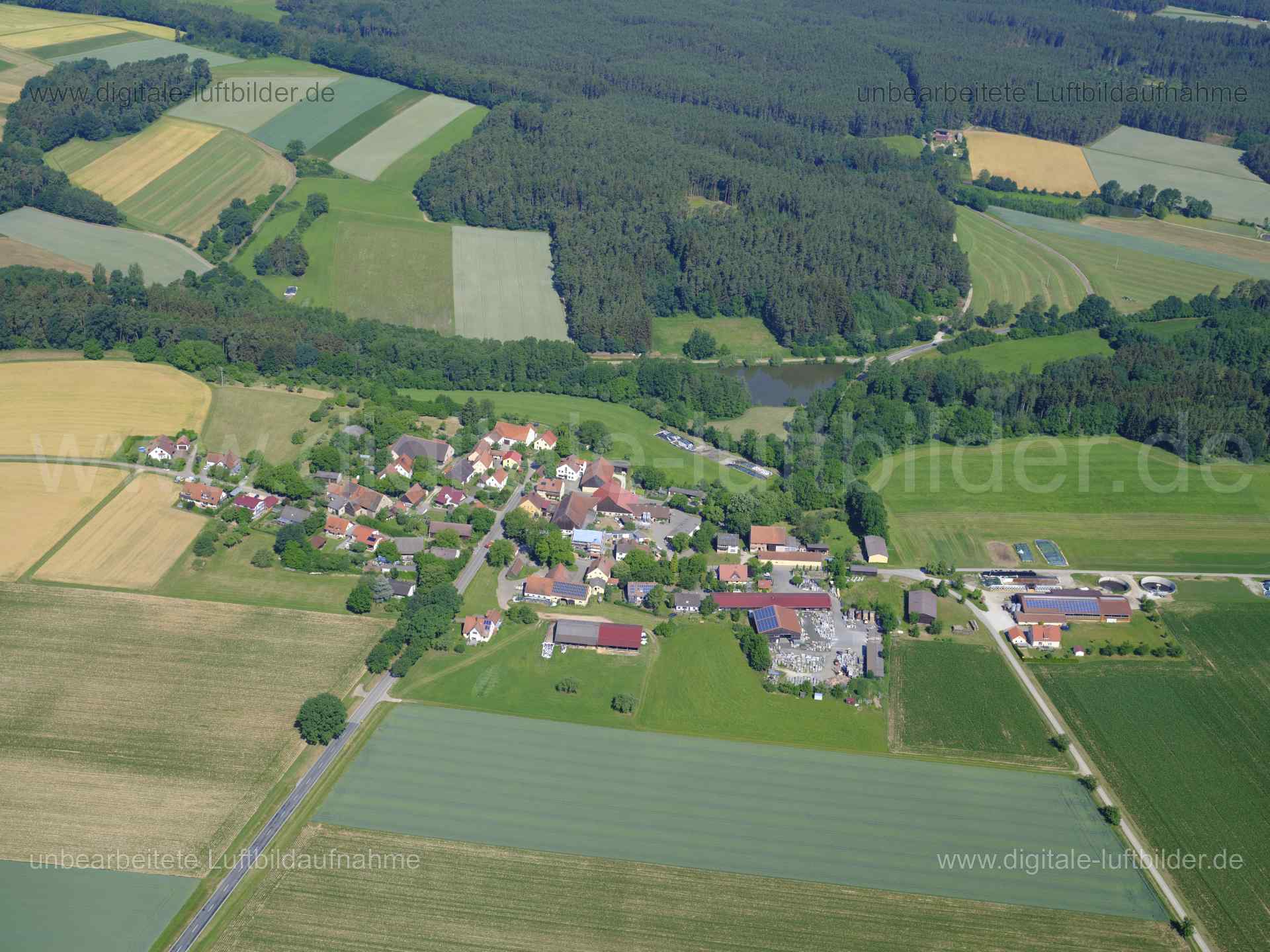 Titel: Tiefenbach, Bildnummer: f480700, Ort / Stadt: Thalmässing, (Land)Kreis: Landkreis Roth, Regierungsbezirk: Mittelfranken, Bundesland: Bayern, Aufnahmedatum: 14.06.2022, Schlagwörter: Luftbild, Luftbilder, Luftbildfotografie, Luftaufnahme, Luftbildaufnahme, Luftfoto, Luftbildarchiv, Luftbildsuche, Vogelperspektive, Vogelansicht, Deutschland, , Tiefenbach, Dorf, Monat: Juni, Jahreszeit: Sommer, Tageszeit: Vormittag / Mittag, Jahr: 2022, Flug ID: 20220614, Bildstatus: unbearbeitetes Rohbild,