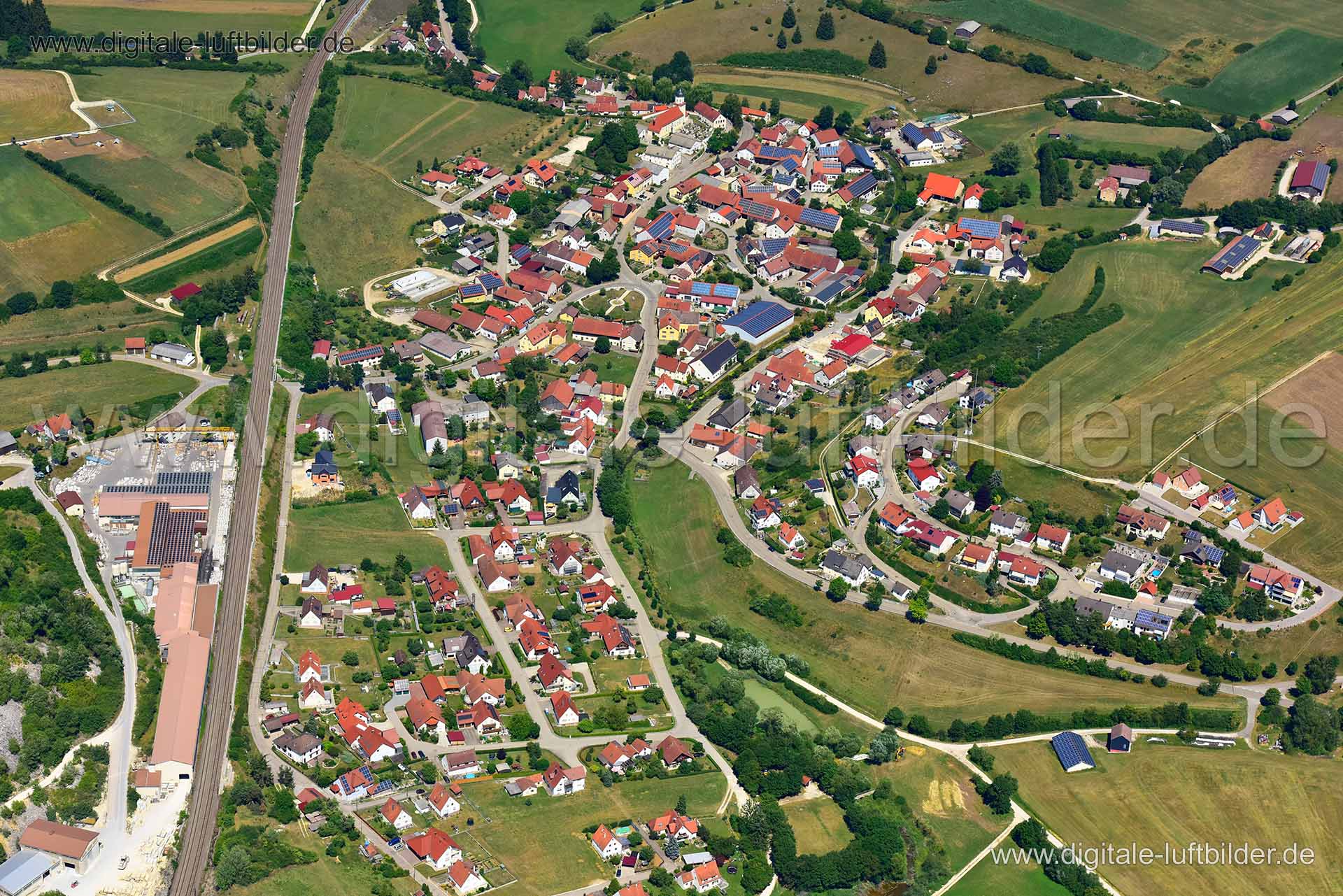Titel: Gundelsheim, Bildnummer: n326120, Ort / Stadt: Treuchtlingen, (Land)Kreis: Landkreis Weißenburg-Gunzenhausen, Regierungsbezirk: Mittelfranken, Bundesland: Bayern, Aufnahmedatum: 24.07.2019, Schlagwörter: Luftbild, Luftbilder, Luftbildfotografie, Luftaufnahme, Luftbildaufnahme, Luftfoto, Vogelperspektive, Vogelansicht, Deutschland, Schräg- und Senkrecht-Luftaufnahmen, Orthofotografie, Gundelsheim, 91757, Wiesenweg, Langwies, Dorfstraße, Am Kirchberg, Bürgermeister-Zeller-Weg, Bachweg, Rehl