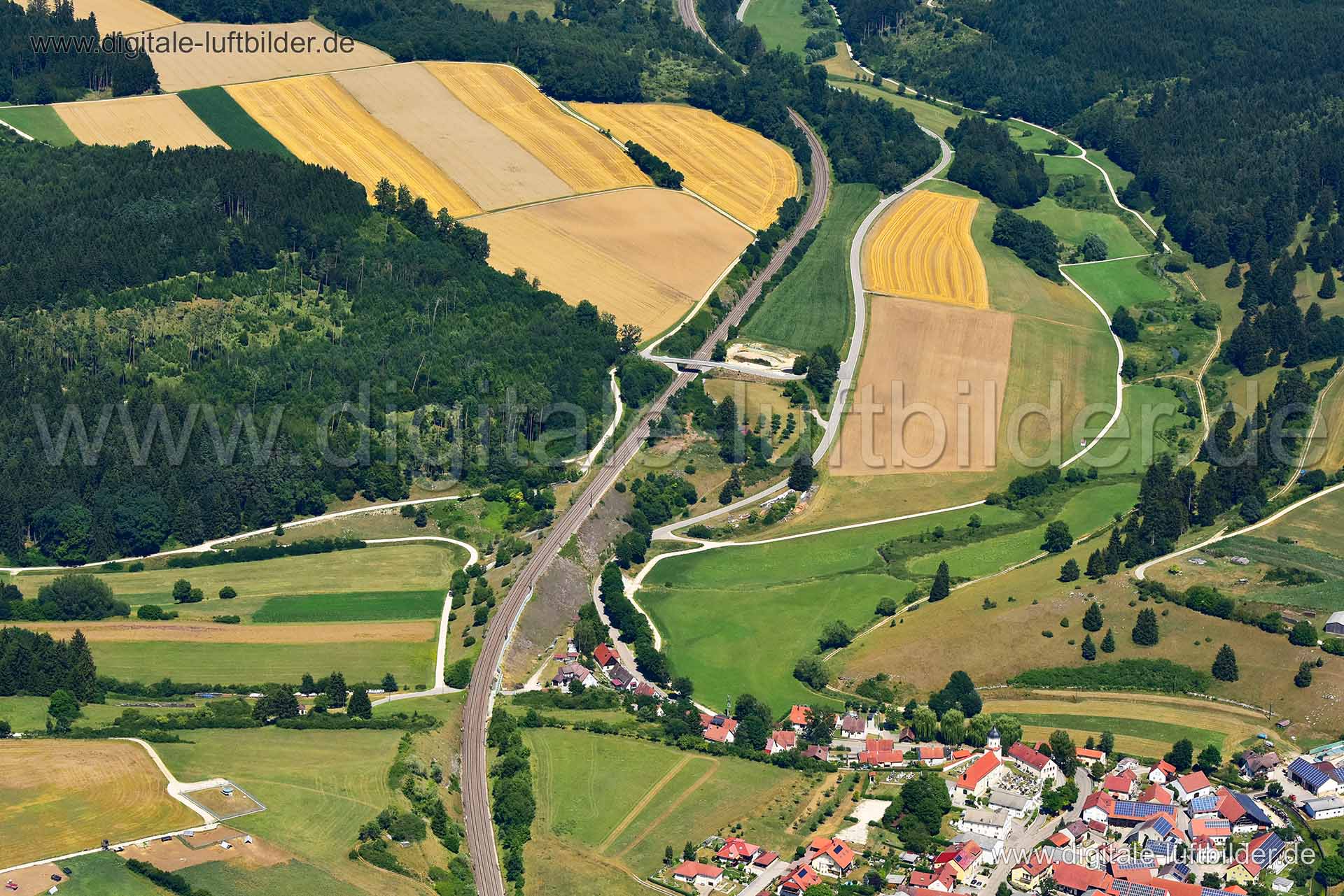 Titel: Gundelsheim, Bildnummer: n326130, Ort / Stadt: Treuchtlingen, (Land)Kreis: Landkreis Weißenburg-Gunzenhausen, Regierungsbezirk: Mittelfranken, Bundesland: Bayern, Aufnahmedatum: 24.07.2019, Schlagwörter: Luftbild, Luftbilder, Luftbildfotografie, Luftaufnahme, Luftbildaufnahme, Luftfoto, Vogelperspektive, Vogelansicht, Deutschland, Schräg- und Senkrecht-Luftaufnahmen, Orthofotografie, Gundelsheim, 91757, Dorfstraße, Am Kirchberg, Bürgermeister-Zeller-Weg, Möhrener Straße, Zum Leitle, Hoher