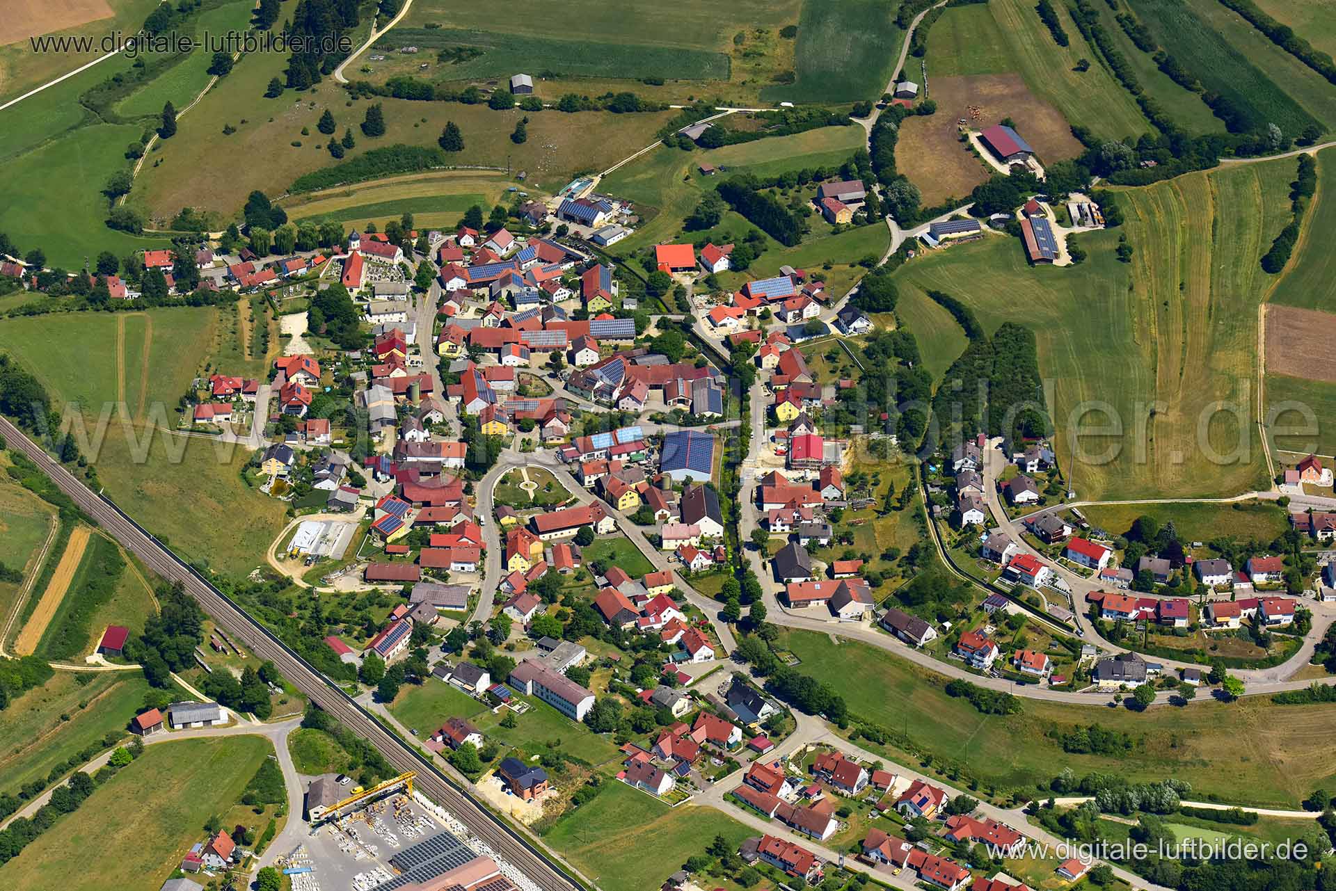 Titel: Gundelsheim, Bildnummer: n326160, Ort / Stadt: Treuchtlingen, (Land)Kreis: Landkreis Weißenburg-Gunzenhausen, Regierungsbezirk: Mittelfranken, Bundesland: Bayern, Aufnahmedatum: 24.07.2019, Schlagwörter: Luftbild, Luftbilder, Luftbildfotografie, Luftaufnahme, Luftbildaufnahme, Luftfoto, Vogelperspektive, Vogelansicht, Deutschland, Schräg- und Senkrecht-Luftaufnahmen, Orthofotografie, Gundelsheim, 91757, Wiesenweg, Langwies, Dorfstraße, Am Kirchberg, Bürgermeister-Zeller-Weg, Bachweg, Rehl