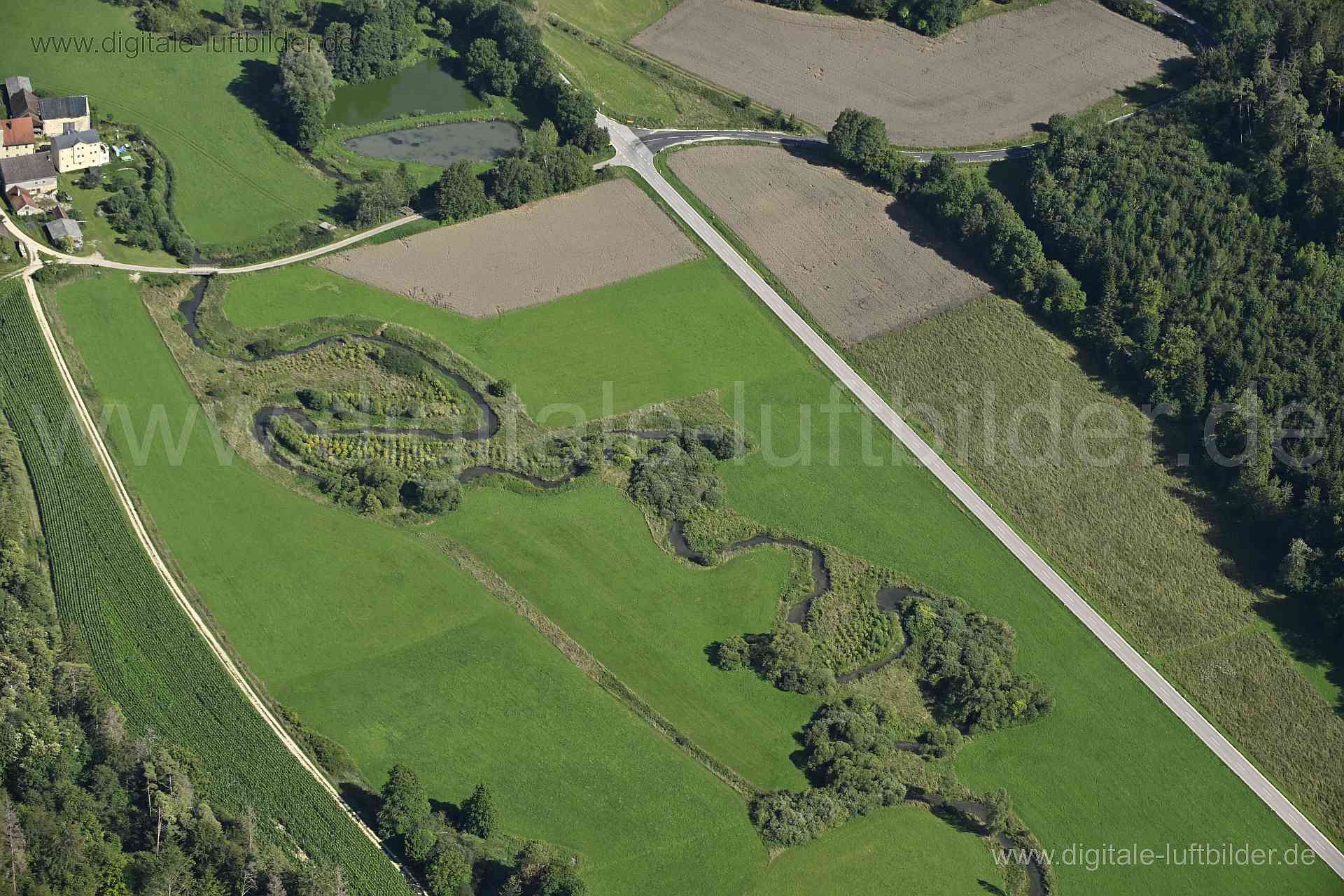 Titel: Schambach, Bildnummer: n514870, Ort / Stadt: Treuchtlingen, (Land)Kreis: Landkreis Weißenburg-Gunzenhausen, Regierungsbezirk: Mittelfranken, Bundesland: Bayern, Aufnahmedatum: 11.08.2023, Schlagwörter: Deutschland, , Schambach, Fluss, Flusslauf, Naturschutz, Naturschutzgebiet, Bach, Natur, Monat: August, Jahreszeit: Sommer, Tageszeit: Vormittag / Mittag, Jahr: 2023, Flug ID: 20230811, Bildstatus: unbearbeitetes Rohbild, Bildabmessung: 8256 x 5504 Pixel, Fotograf & Copyright: Oliver Acker