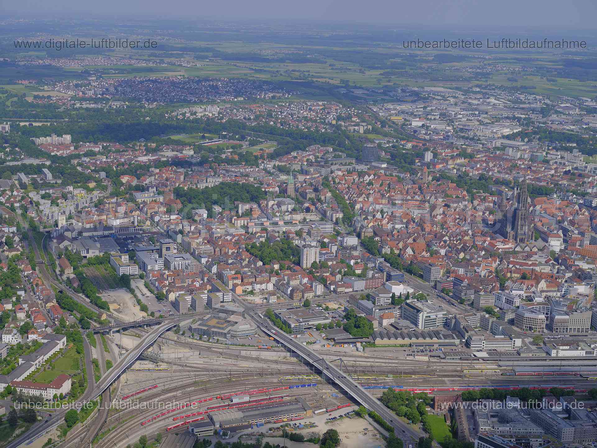 Luftbild - Ulm, Ort: Ulm, Tags: Altstadt, Ulmer Münster, Panorama, Himmel. Horizont, Bahnhof, Hauptbahnhof, Ludwig-Erhard-...