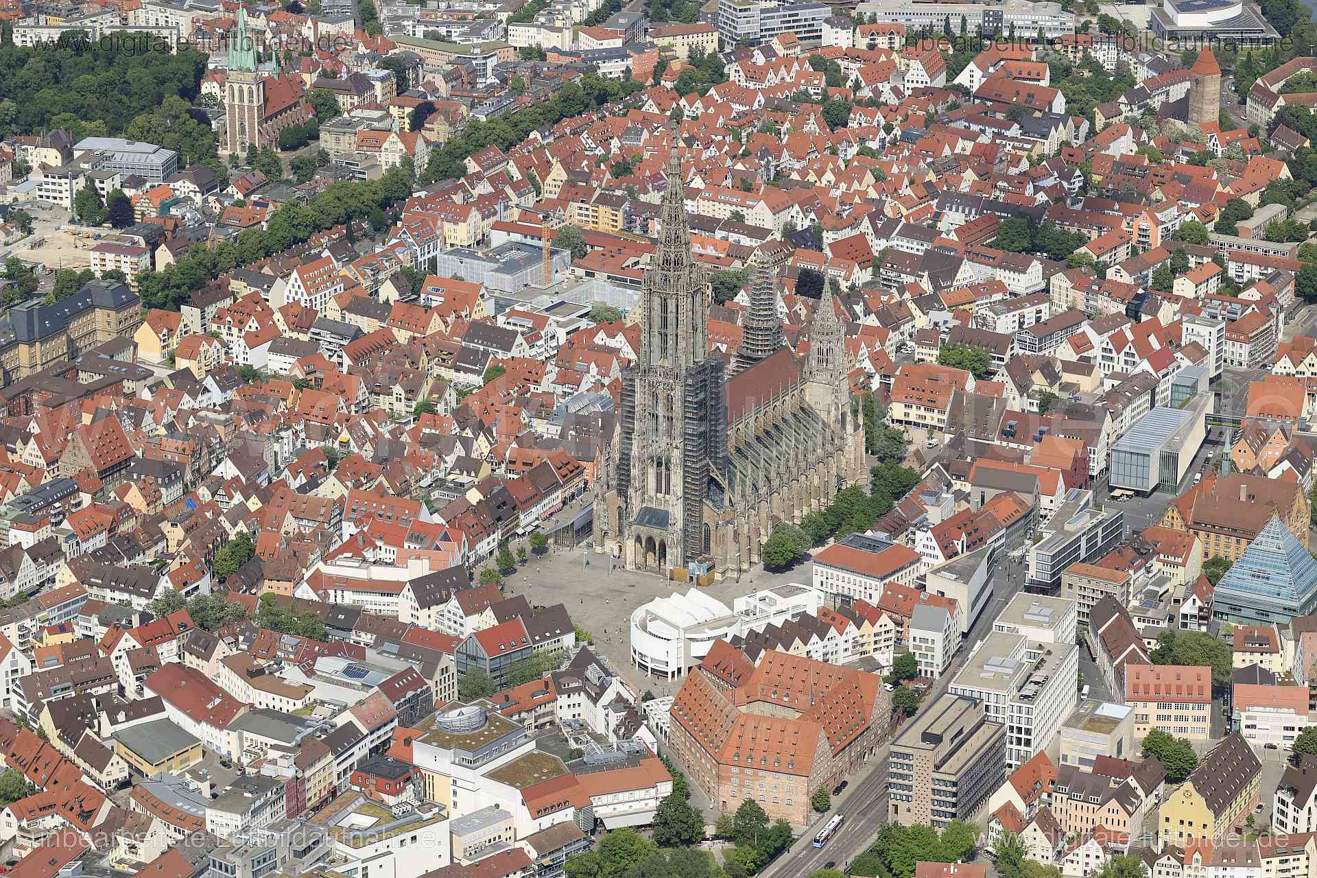 Luftbild - Ulmer Münster, Ort: Ulm, Tags: Münster, Kirche, Dom, Baudenkmal, Denkmalschutz, Kirchturmspitze, Gerüst, Gerüst...