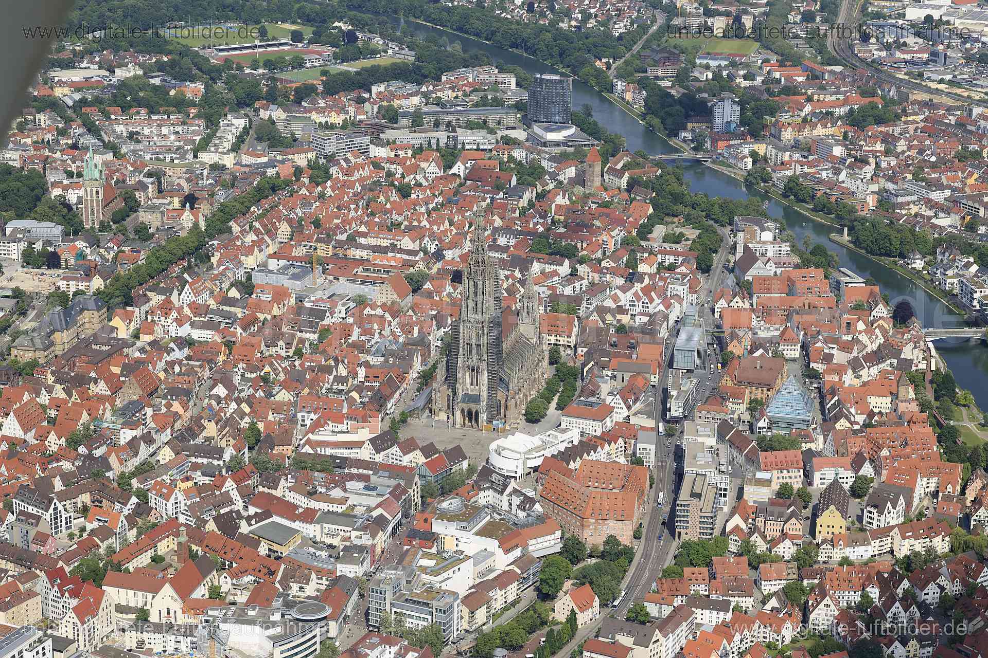 Luftbild - Ulmer Münster, Ort: Ulm, Tags: Münster, Kirche, Dom, Baudenkmal, Denkmalschutz, Kirchturmspitze, Gerüst, Gerüst...