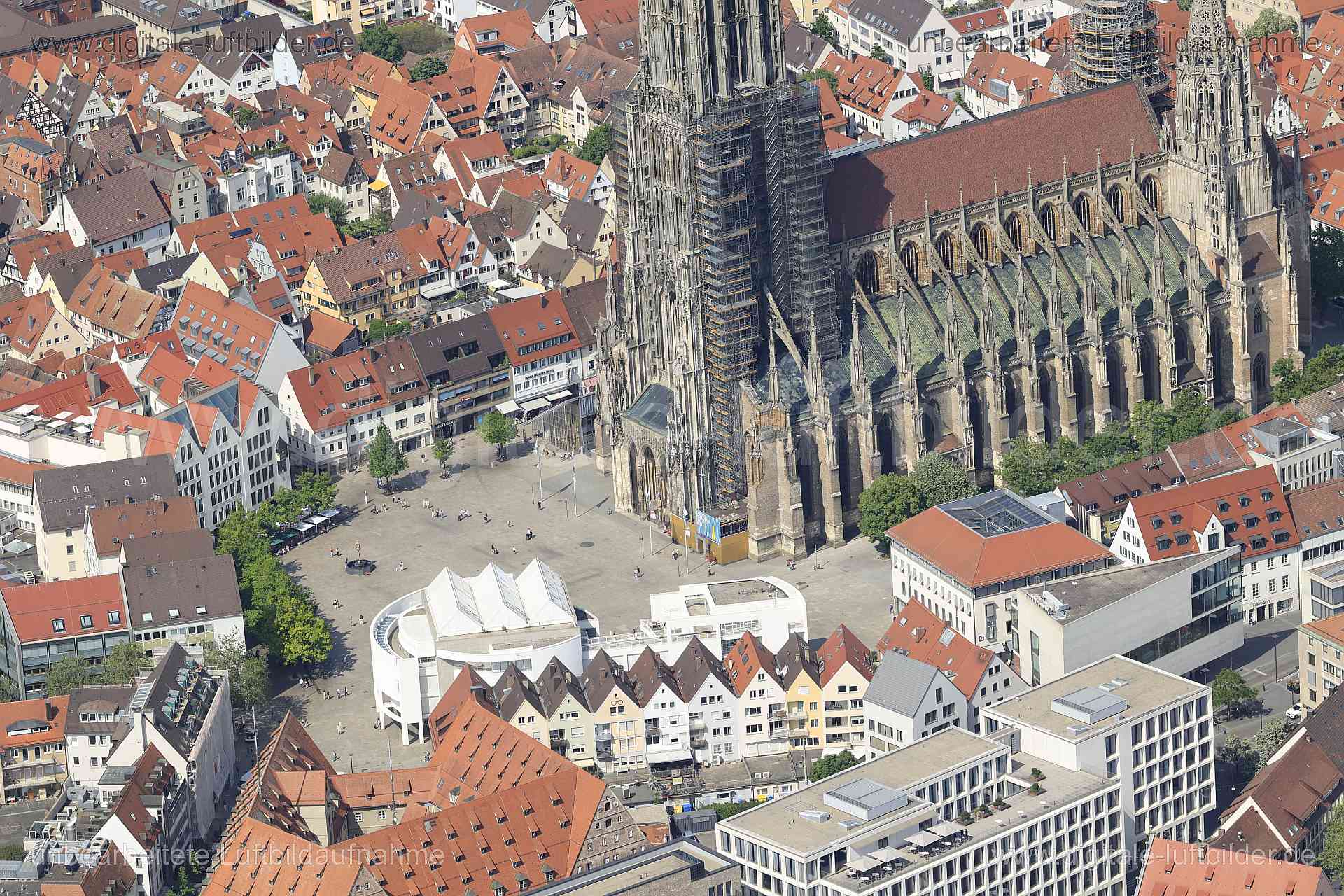 Luftbild - Ulmer Münster, Ort: Ulm, Tags: Münster, Kirche, Dom, Baudenkmal, Denkmalschutz, Kirchturmspitze, Gerüst, Gerüst...