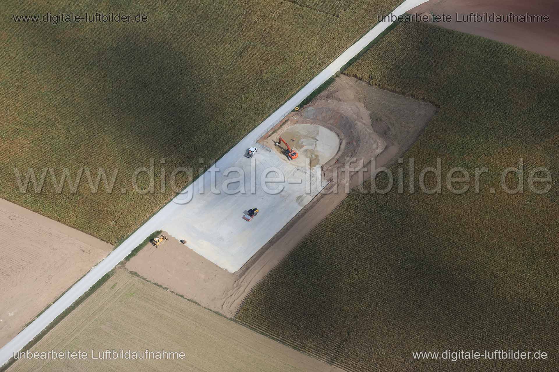 Titel: Baustelle, Bildnummer: c163610, Ort / Stadt: unbekannt, (Land)Kreis: unbekannt, Regierungsbezirk: Mittelfranken, Bundesland: Bayern, Aufnahmedatum: 10.09.2015, Schlagwörter: Luftbild, Luftbilder, Luftbildfotografie, Luftaufnahme, Luftbildaufnahme, Luftfoto, Vogelperspektive, Vogelansicht, Deutschland, Schräg- und Senkrecht-Luftaufnahmen, Orthofotografie, Baustelle, Brachfläche, Monat: September, Jahreszeit: Sommer, Tageszeit: Mittag / Nachmittag, Jahr: 2015, Flug ID: 20150910, Bildstatus: