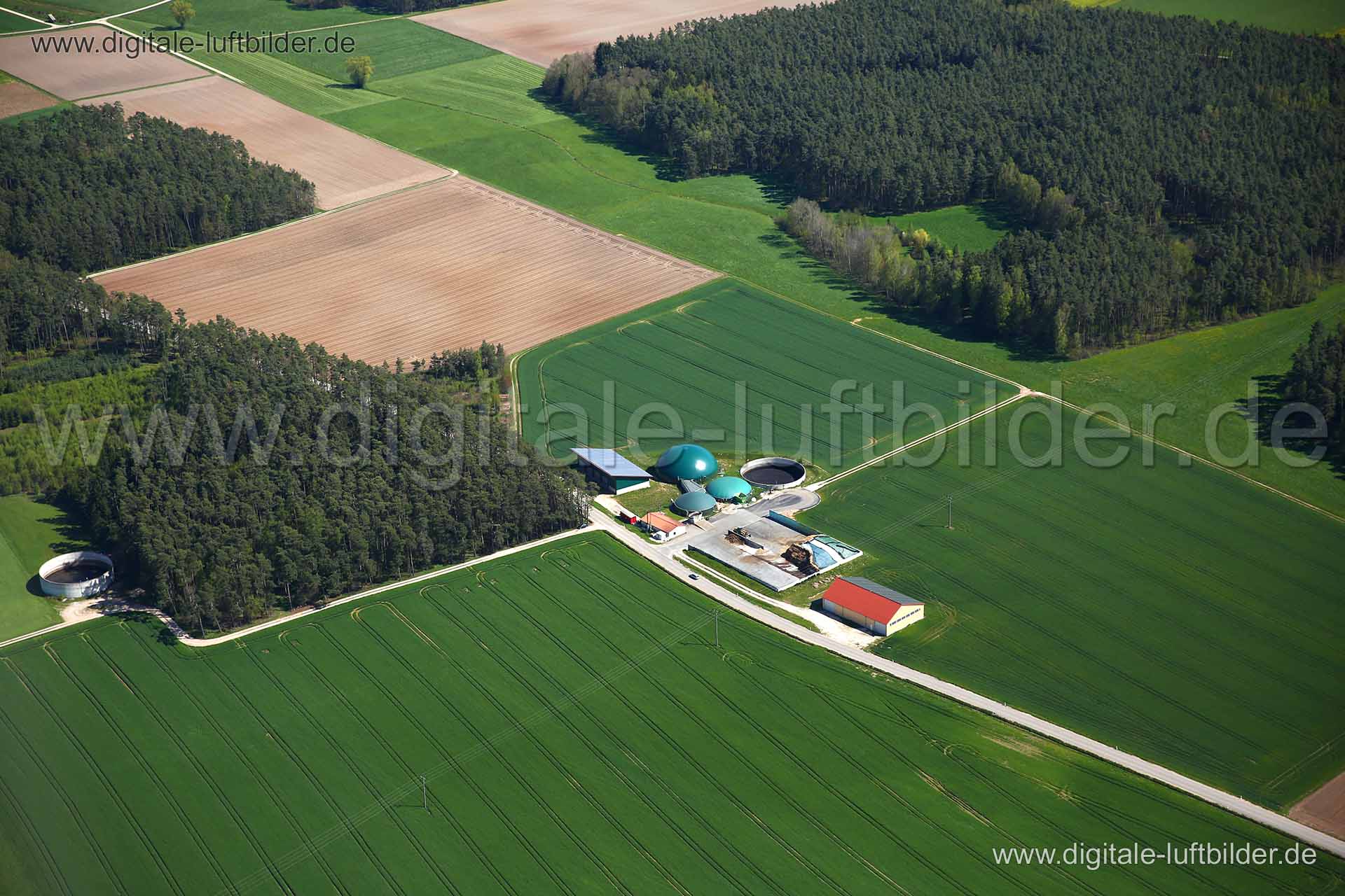 Titel: Biogasanlage, Bildnummer: c214600, Ort / Stadt: unbekannt, (Land)Kreis: unbekannt, Regierungsbezirk: Mittelfranken, Bundesland: Bayern, Aufnahmedatum: 04.05.2016, Schlagwörter: Luftbild, Luftbilder, Luftbildfotografie, Luftaufnahme, Luftbildaufnahme, Luftfoto, Vogelperspektive, Vogelansicht, Deutschland, Schräg- und Senkrecht-Luftaufnahmen, Orthofotografie, Biogasanlage, Kraftwerk, Landwirtschaft, Acker, Äcker, Energiegewinnung, Industrie, Monat: Mai, Jahreszeit: Sommer, Tageszeit: Mittag