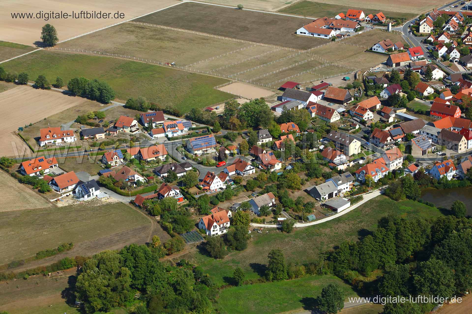 Titel: Dorf, Bildnummer: c280140, Ort / Stadt: unbekannt, (Land)Kreis: unbekannt, Regierungsbezirk: Oberfranken, Bundesland: Bayern, Aufnahmedatum: 19.09.2018, Schlagwörter: Luftbild, Luftbilder, Luftbildfotografie, Luftaufnahme, Luftbildaufnahme, Luftfoto, Vogelperspektive, Vogelansicht, Deutschland, Schräg- und Senkrecht-Luftaufnahmen, Orthofotografie, Dorf, Monat: September, Jahreszeit: Sommer, Tageszeit: Mittag / Nachmittag, Jahr: 2018, Flug ID: 20180919, Bildstatus: farblich angepasst, Bild