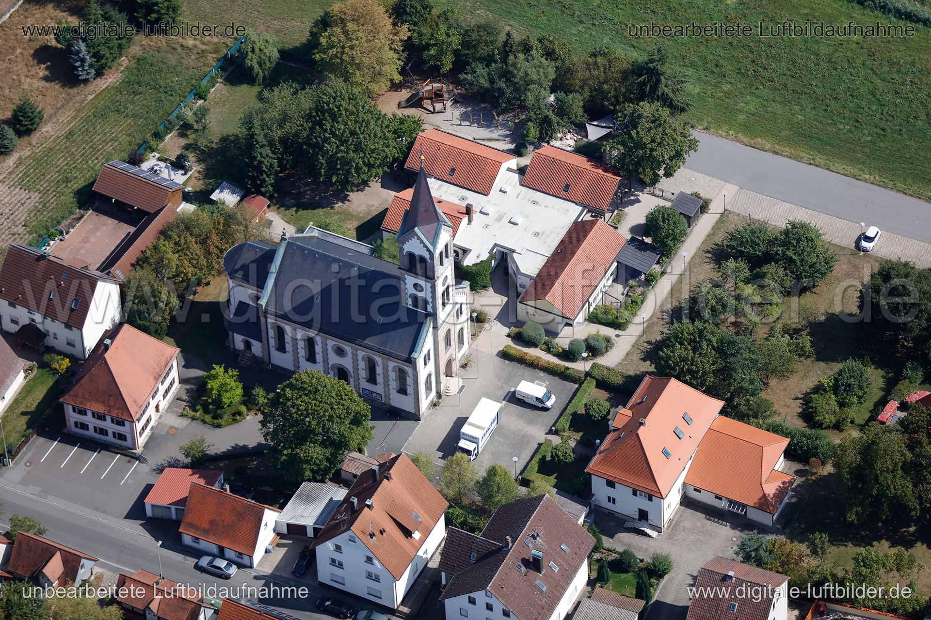 Titel: Kirche, Bildnummer: c158360, Ort / Stadt: unbekannt, (Land)Kreis: Landkreis Erlangen-Höchstadt, Regierungsbezirk: Mittelfranken, Bundesland: Bayern, Aufnahmedatum: 26.08.2015, Schlagwörter: Luftbild, Luftbilder, Luftbildfotografie, Luftaufnahme, Luftbildaufnahme, Luftfoto, Vogelperspektive, Vogelansicht, Deutschland, Schräg- und Senkrecht-Luftaufnahmen, Orthofotografie, nähe Herzogenaurach, Kirche, Kapelle, Dorfkirche, Monat: August, Jahreszeit: Sommer, Tageszeit: Mittag / Nachmittag, Jah