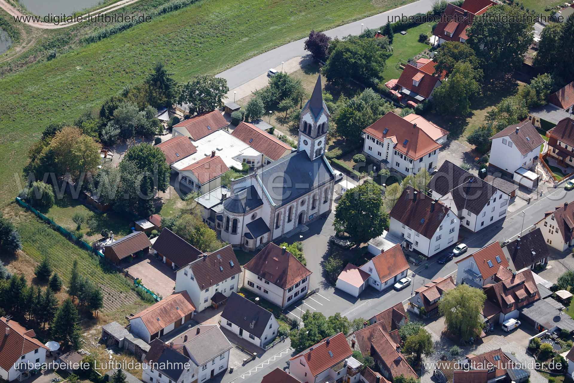 Titel: Kirche, Bildnummer: c158380, Ort / Stadt: unbekannt, (Land)Kreis: Landkreis Erlangen-Höchstadt, Regierungsbezirk: Mittelfranken, Bundesland: Bayern, Aufnahmedatum: 26.08.2015, Schlagwörter: Luftbild, Luftbilder, Luftbildfotografie, Luftaufnahme, Luftbildaufnahme, Luftfoto, Vogelperspektive, Vogelansicht, Deutschland, Schräg- und Senkrecht-Luftaufnahmen, Orthofotografie, nähe Herzogenaurach, Kirche, Kapelle, Dorfkirche, Monat: August, Jahreszeit: Sommer, Tageszeit: Mittag / Nachmittag, Jah