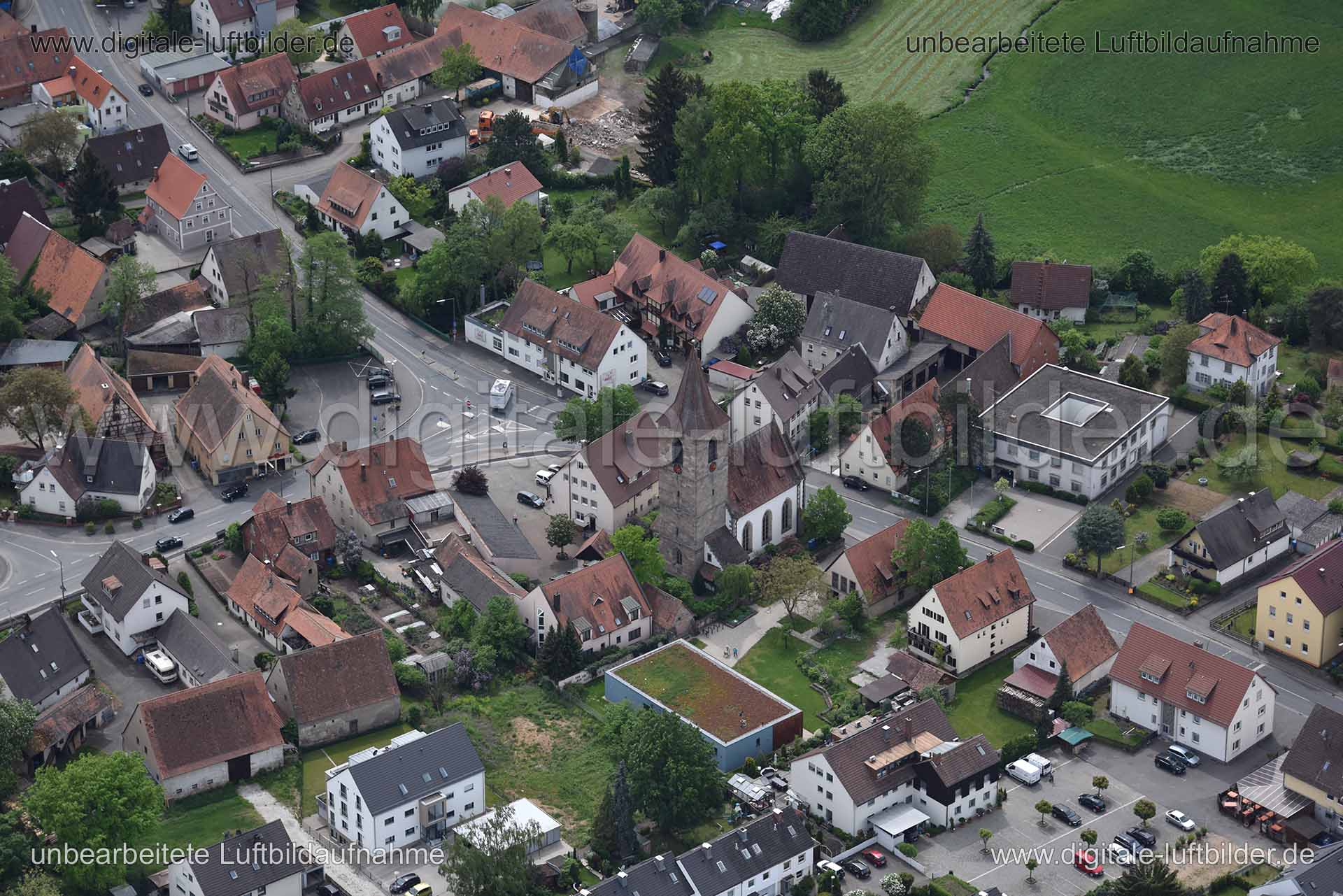 Titel: Kirche, Bildnummer: n144060, Ort / Stadt: unbekannt, (Land)Kreis: unbekannt, Regierungsbezirk: Mittelfranken, Bundesland: Bayern, Aufnahmedatum: 11.05.2015, Schlagwörter: Luftbild, Luftbilder, Luftbildfotografie, Luftaufnahme, Luftbildaufnahme, Luftfoto, Vogelperspektive, Vogelansicht, Deutschland, Schräg- und Senkrecht-Luftaufnahmen, Orthofotografie, Kirche, Kapelle, dorf, Monat: Mai, Jahreszeit: Sommer, Tageszeit: Mittag / Nachmittag, Jahr: 2015, Flug ID: 20150511, Bildstatus: unbearbei