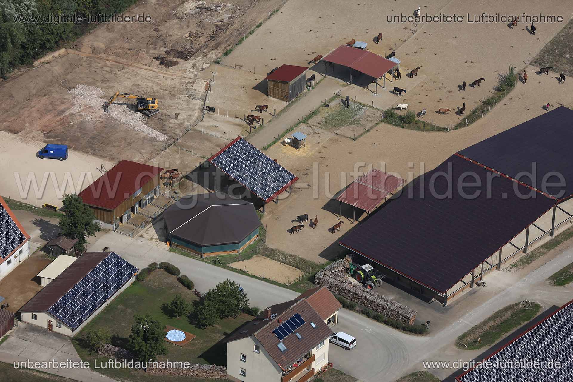 Titel: Solar Pferdehof, Bildnummer: c163710, Ort / Stadt: unbekannt, (Land)Kreis: unbekannt, Regierungsbezirk: Mittelfranken, Bundesland: Bayern, Aufnahmedatum: 10.09.2015, Schlagwörter: Luftbild, Luftbilder, Luftbildfotografie, Luftaufnahme, Luftbildaufnahme, Luftfoto, Vogelperspektive, Vogelansicht, Deutschland, Schräg- und Senkrecht-Luftaufnahmen, Orthofotografie, Photovoltaik, Solar, Stromerzeugung, Neubau, Pferdehof, Pferdestall, Pferde, Energiegewinnung, Solar Pferdehof, Monat: September,