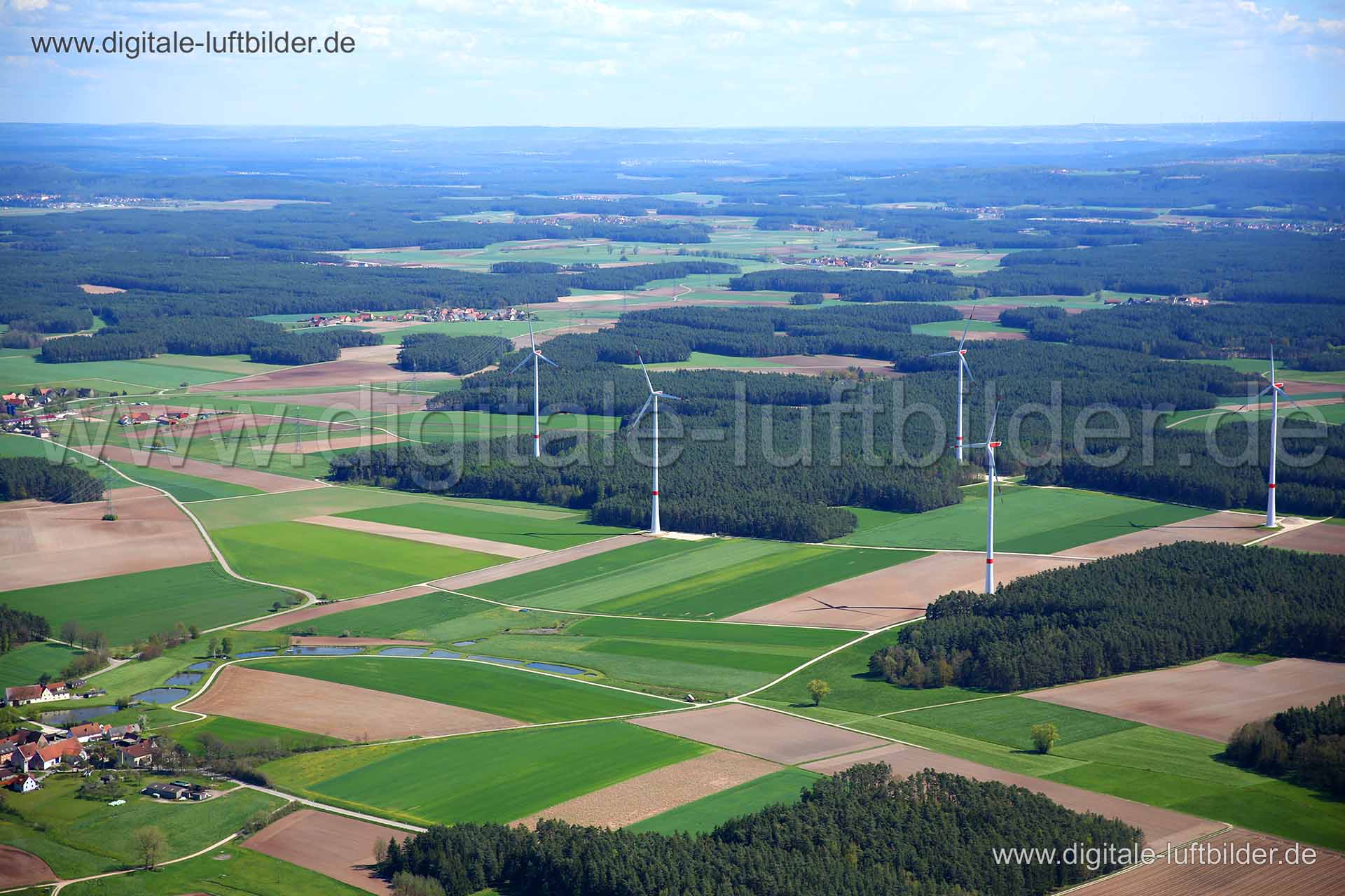 Titel: Windpark Panorama, Bildnummer: c214620, Ort / Stadt: unbekannt, (Land)Kreis: unbekannt, Regierungsbezirk: Mittelfranken, Bundesland: Bayern, Aufnahmedatum: 04.05.2016, Schlagwörter: Luftbild, Luftbilder, Luftbildfotografie, Luftaufnahme, Luftbildaufnahme, Luftfoto, Vogelperspektive, Vogelansicht, Deutschland, Schräg- und Senkrecht-Luftaufnahmen, Orthofotografie, Panorama, Windräder, Windpark, Regenerative Energie, Windkraft, Energiegewinnung, Windpark Panorama, Monat: Mai, Jahreszeit: Som