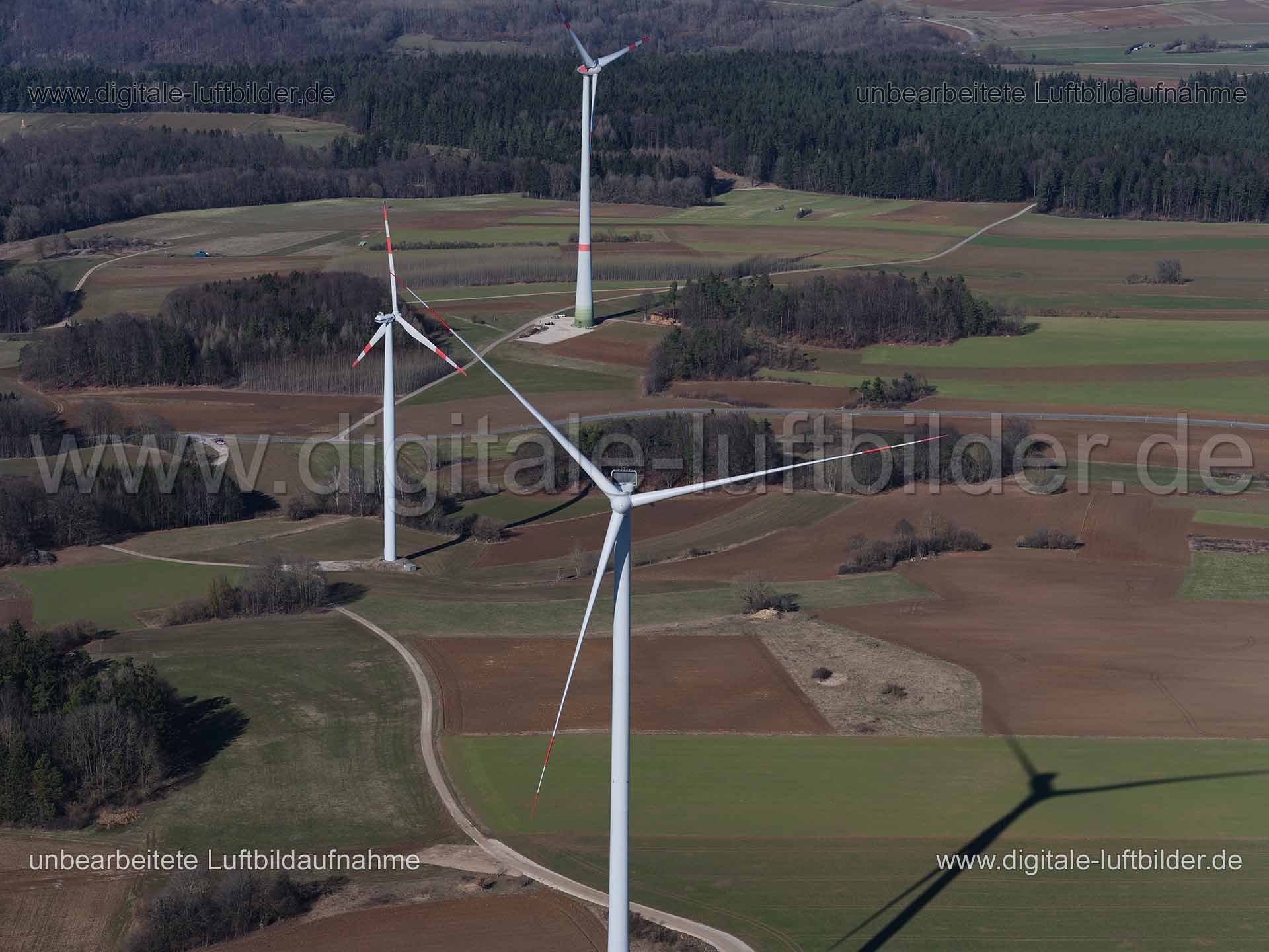 Titel: Windräder, Bildnummer: f402530, Ort / Stadt: unbekannt, (Land)Kreis: Landkreis Nürnberger Land, Regierungsbezirk: Mittelfranken, Bundesland: Bayern, Aufnahmedatum: 06.03.2021, Schlagwörter: Luftbild, Luftbilder, Luftbildfotografie, Luftaufnahme, Luftbildaufnahme, Luftfoto, Vogelperspektive, Vogelansicht, Deutschland, Schräg- und Senkrecht-Luftaufnahmen, Orthofotografie, Windräder, Windrad, Energiegewinnung, Stromgewinnung, Grüne Energie, Erneuerbare Energien, Monat: März, Jahreszeit: Wint