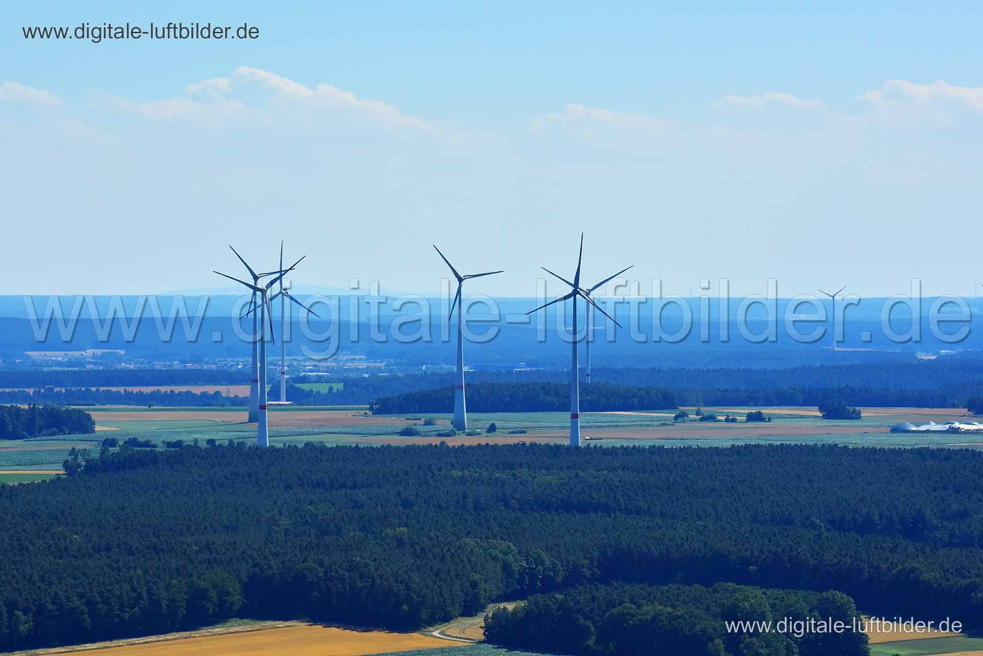 Titel: Windräder, Bildnummer: n277100, Ort / Stadt: unbekannt, (Land)Kreis: Landkreis Erlangen-Höchstadt, Regierungsbezirk: Oberfranken, Bundesland: Bayern, Aufnahmedatum: 30.06.2018, Schlagwörter: Luftbild, Luftbilder, Luftbildfotografie, Luftaufnahme, Luftbildaufnahme, Luftfoto, Vogelperspektive, Vogelansicht, Deutschland, Schräg- und Senkrecht-Luftaufnahmen, Orthofotografie, Windräder, Windrad, Windenergie, Erneuerbare Energie, Himmel, Panorama, Horizont, Windkraft, Windkraftwerk, Windkraftwe