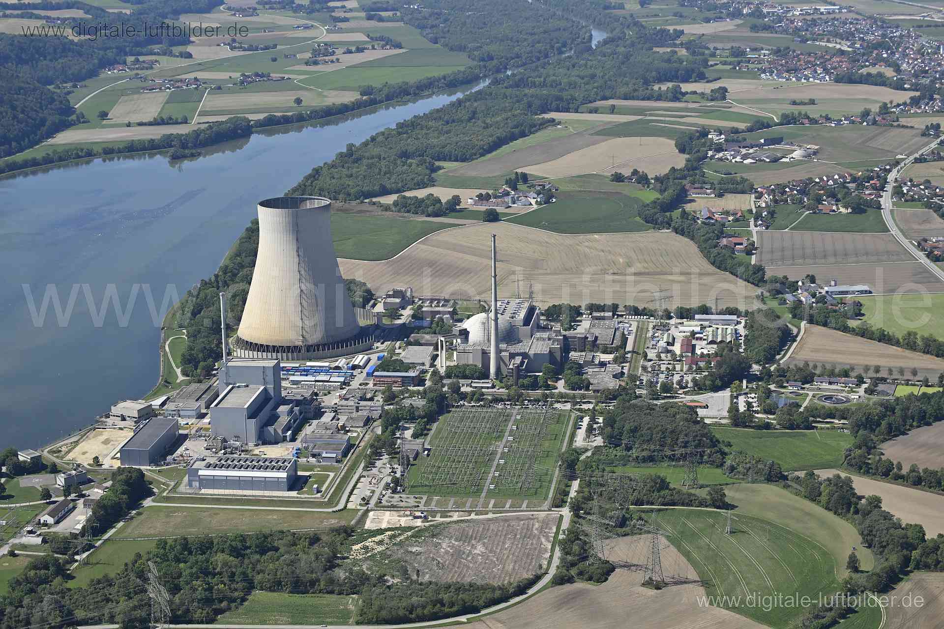 Titel: Kernkraftwerk Isar, Bildnummer: n511780, Ort / Stadt: Unterahrain, (Land)Kreis: Landkreis Landshut, Regierungsbezirk: Niederbayern, Bundesland: Bayern, Aufnahmedatum: 11.08.2023, Schlagwörter: Deutschland, , Kernkraftwerk, Atomkraftwerk, Kraftwerk, Energiegewinnung, Stromgewinnung, Industrieanlage, Isar, Schlot, Kamin, Kühlturm, Atomenergie, Schlot, Kamin, Kraftwerk Niederaichbach, Monat: August, Jahreszeit: Sommer, Tageszeit: Vormittag / Mittag, Jahr: 2023, Flug ID: 20230811, Bildstatus: