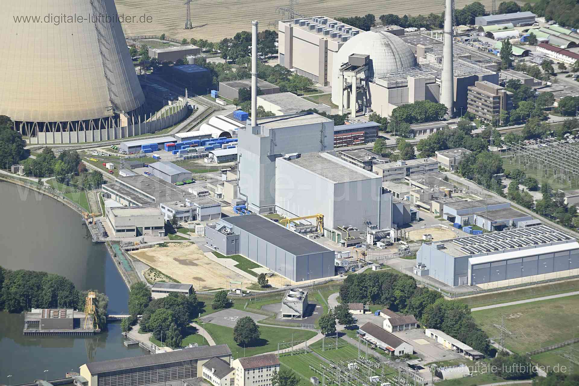 Titel: Kernkraftwerk Isar, Bildnummer: n511820, Ort / Stadt: Unterahrain, (Land)Kreis: Landkreis Landshut, Regierungsbezirk: Niederbayern, Bundesland: Bayern, Aufnahmedatum: 11.08.2023, Schlagwörter: Deutschland, , Kernkraftwerk, Atomkraftwerk, Kraftwerk, Energiegewinnung, Stromgewinnung, Industrieanlage, Isar, Schlot, Kamin, Kühlturm, Atomenergie, Schlot, Kamin, Kraftwerk Niederaichbach, Monat: August, Jahreszeit: Sommer, Tageszeit: Vormittag / Mittag, Jahr: 2023, Flug ID: 20230811, Bildstatus: