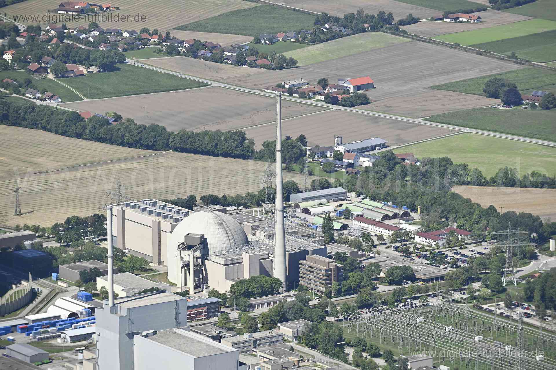Titel: Kernkraftwerk Isar, Bildnummer: n511830, Ort / Stadt: Unterahrain, (Land)Kreis: Landkreis Landshut, Regierungsbezirk: Niederbayern, Bundesland: Bayern, Aufnahmedatum: 11.08.2023, Schlagwörter: Deutschland, , Kernkraftwerk, Atomkraftwerk, Kraftwerk, Energiegewinnung, Stromgewinnung, Industrieanlage, Isar, Schlot, Kamin, Kühlturm, Atomenergie, Schlot, Kamin, Kraftwerk Niederaichbach, Monat: August, Jahreszeit: Sommer, Tageszeit: Vormittag / Mittag, Jahr: 2023, Flug ID: 20230811, Bildstatus: