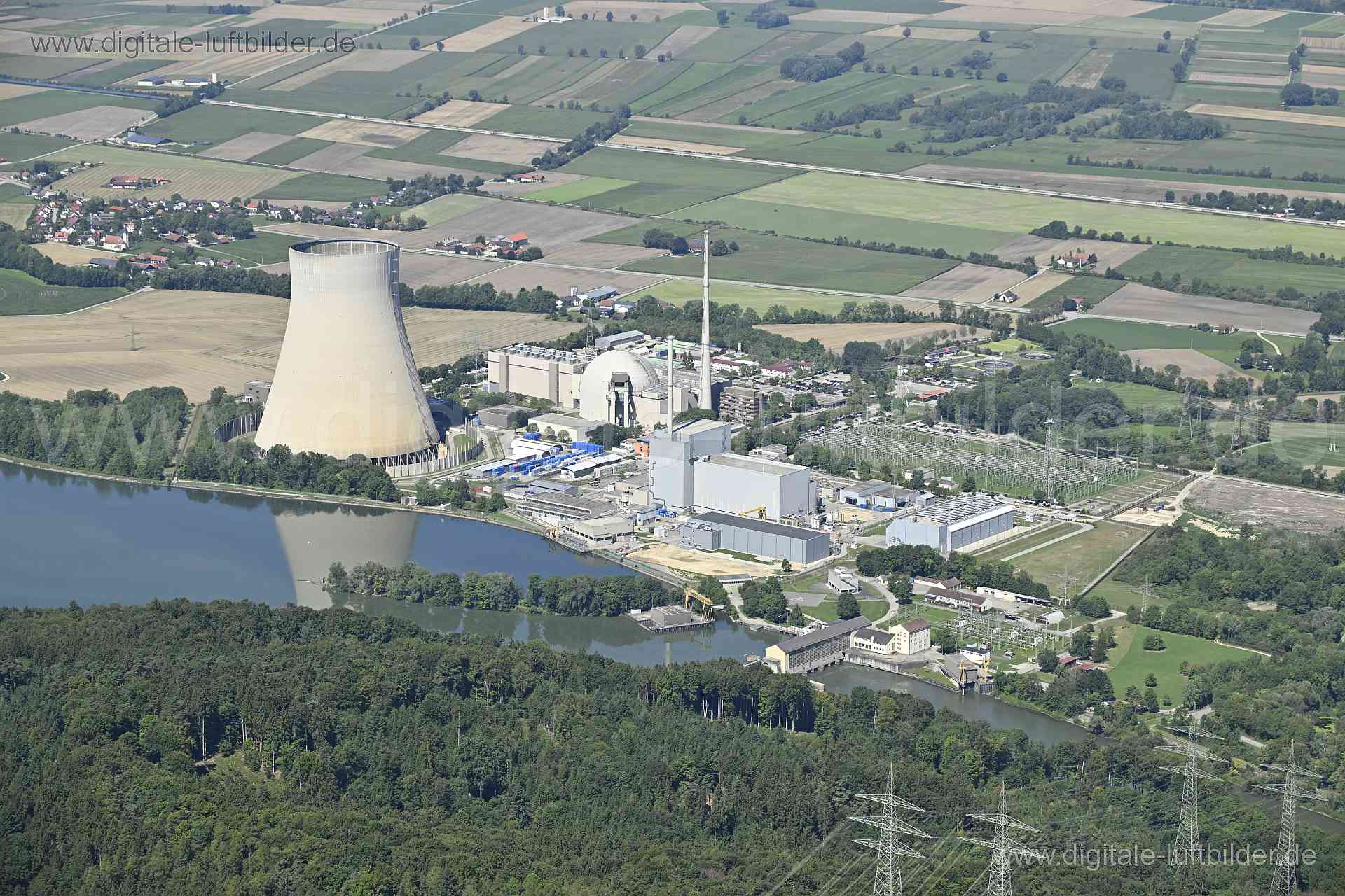Titel: Kernkraftwerk Isar, Bildnummer: n511870, Ort / Stadt: Unterahrain, (Land)Kreis: Landkreis Landshut, Regierungsbezirk: Niederbayern, Bundesland: Bayern, Aufnahmedatum: 11.08.2023, Schlagwörter: Deutschland, , Kernkraftwerk, Atomkraftwerk, Kraftwerk, Energiegewinnung, Stromgewinnung, Industrieanlage, Isar, Schlot, Kamin, Kühlturm, Atomenergie, Schlot, Kamin, Kraftwerk Niederaichbach, Monat: August, Jahreszeit: Sommer, Tageszeit: Vormittag / Mittag, Jahr: 2023, Flug ID: 20230811, Bildstatus: