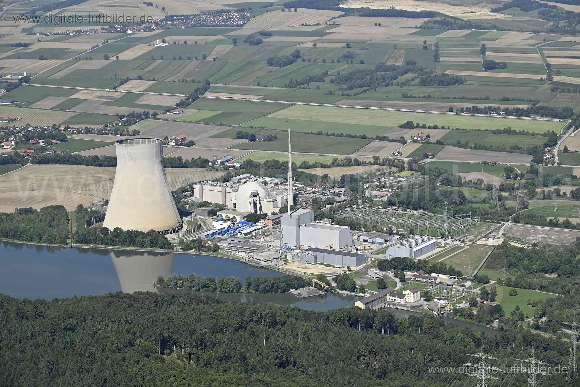 Titel: Kernkraftwerk Isar, Bildnummer: n511880, Ort / Stadt: Unterahrain, (Land)Kreis: Landkreis Landshut, Regierungsbezirk: Niederbayern, Bundesland: Bayern, Aufnahmedatum: 11.08.2023, Schlagwörter: Deutschland, , Kernkraftwerk, Atomkraftwerk, Kraftwerk, Energiegewinnung, Stromgewinnung, Industrieanlage, Isar, Schlot, Kamin, Kühlturm, Atomenergie, Schlot, Kamin, Kraftwerk Niederaichbach, Monat: August, Jahreszeit: Sommer, Tageszeit: Vormittag / Mittag, Jahr: 2023, Flug ID: 20230811, Bildstatus: