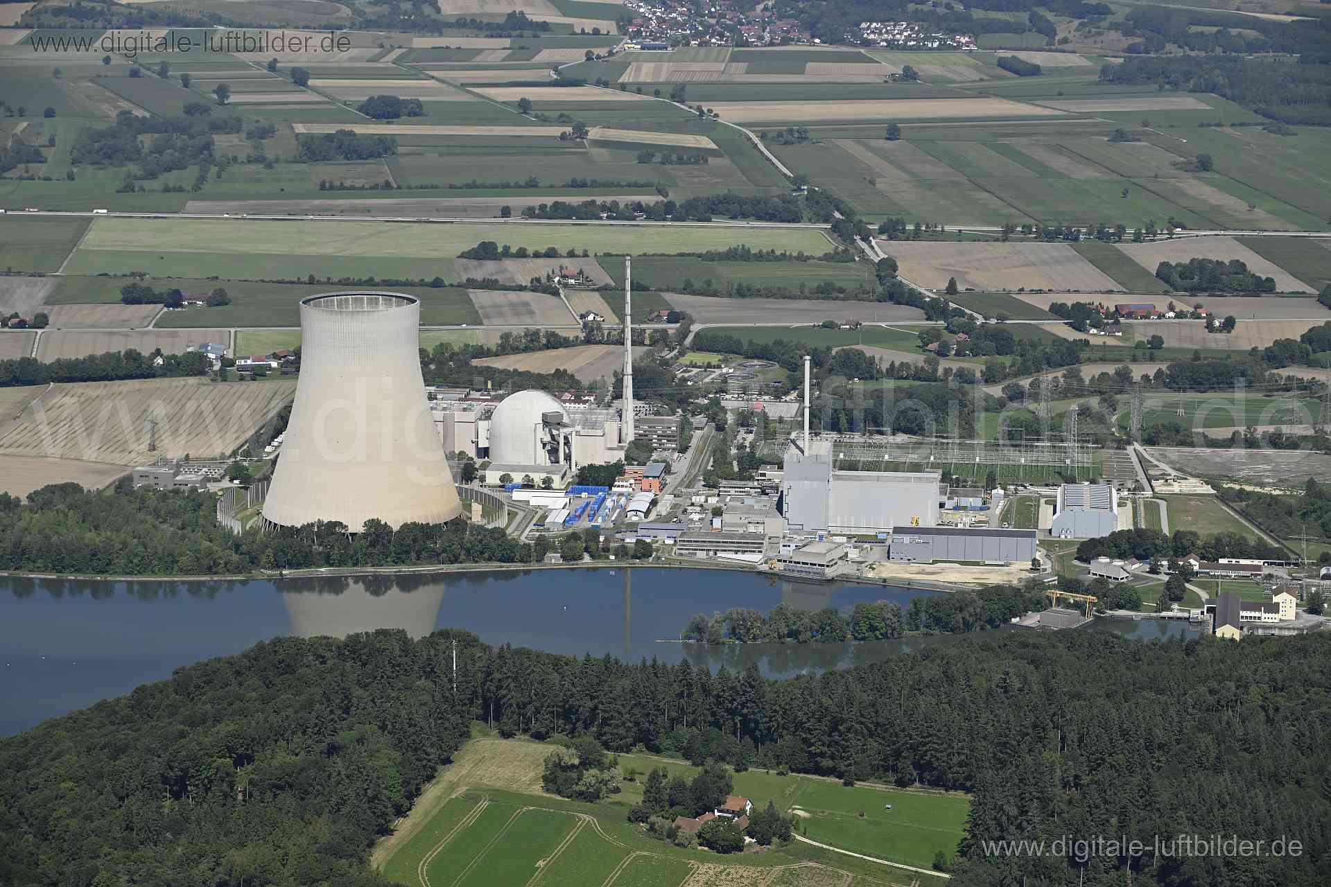 Titel: Kernkraftwerk Isar, Bildnummer: n511890, Ort / Stadt: Unterahrain, (Land)Kreis: Landkreis Landshut, Regierungsbezirk: Niederbayern, Bundesland: Bayern, Aufnahmedatum: 11.08.2023, Schlagwörter: Deutschland, , Kernkraftwerk, Atomkraftwerk, Kraftwerk, Energiegewinnung, Stromgewinnung, Industrieanlage, Isar, Schlot, Kamin, Kühlturm, Atomenergie, Schlot, Kamin, Kraftwerk Niederaichbach, Monat: August, Jahreszeit: Sommer, Tageszeit: Vormittag / Mittag, Jahr: 2023, Flug ID: 20230811, Bildstatus: