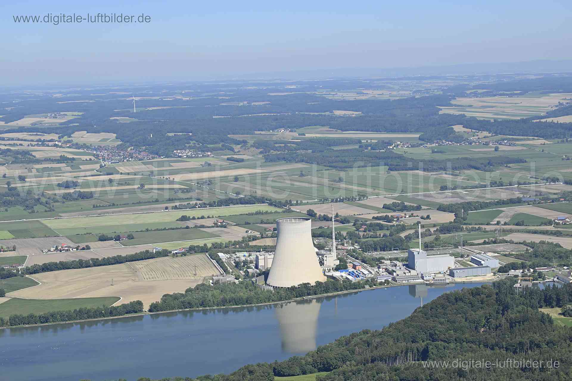 Titel: Kernkraftwerk Isar, Bildnummer: n511920, Ort / Stadt: Unterahrain, (Land)Kreis: Landkreis Landshut, Regierungsbezirk: Niederbayern, Bundesland: Bayern, Aufnahmedatum: 11.08.2023, Schlagwörter: Deutschland, , Kernkraftwerk, Atomkraftwerk, Kraftwerk, Energiegewinnung, Stromgewinnung, Industrieanlage, Isar, Schlot, Kamin, Kühlturm, Atomenergie, Schlot, Kamin, Kraftwerk Niederaichbach, Monat: August, Jahreszeit: Sommer, Tageszeit: Vormittag / Mittag, Jahr: 2023, Flug ID: 20230811, Bildstatus: