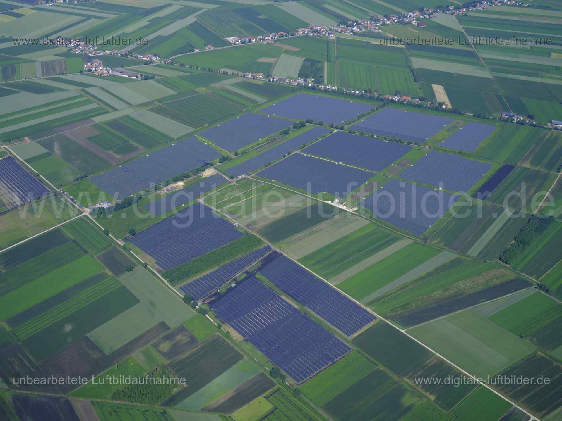 Titel: Solarpark Schornhof, Bildnummer: f481210, Ort / Stadt: Untergrasheim, (Land)Kreis: Landkreis Neuburg-Schrobenhausen, Regierungsbezirk: Oberbayern, Bundesland: Bayern, Aufnahmedatum: 14.06.2022, Schlagwörter: Luftbild, Luftbilder, Luftbildfotografie, Luftaufnahme, Luftbildaufnahme, Luftfoto, Luftbildarchiv, Luftbildsuche, Vogelperspektive, Vogelansicht, Deutschland, , Solarpark Schornhof, Photovoltaik, Stromgewinnung, Solarpark, Photovoltaikanlage, Solarzellen, Erneuerbare Energien, Sonnen