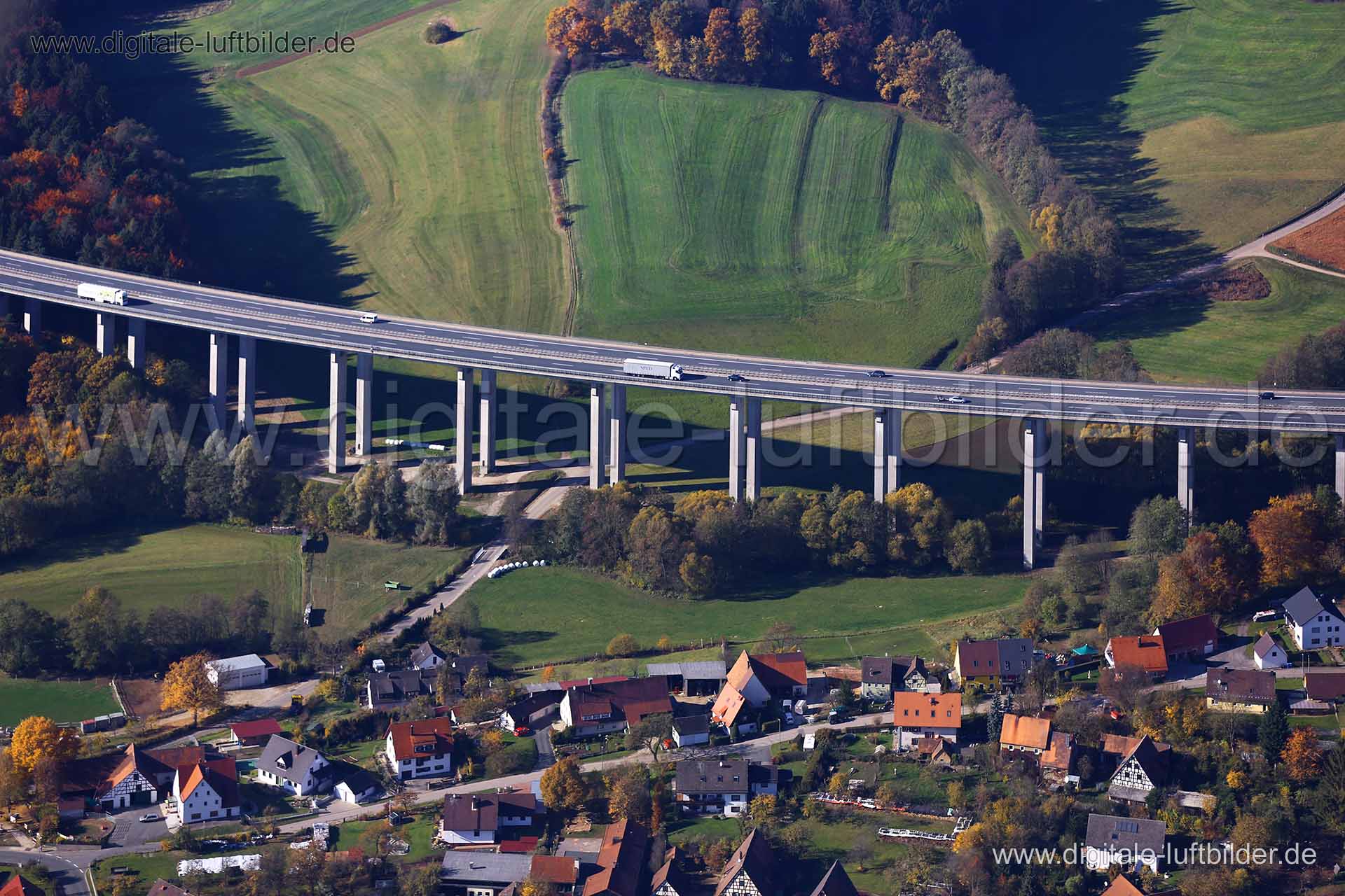 Titel: Talbrücke Unterrieden, Bildnummer: c171070, Ort / Stadt: Unterrieden, (Land)Kreis: Landkreis Nürnberger Land, Regierungsbezirk: Mittelfranken, Bundesland: Bayern, Aufnahmedatum: 31.10.2015, Schlagwörter: Luftbild, Luftbilder, Luftbildfotografie, Luftaufnahme, Luftbildaufnahme, Luftfoto, Vogelperspektive, Vogelansicht, Deutschland, Schräg- und Senkrecht-Luftaufnahmen, Orthofotografie, Talbrücke Unterrieden, Brücke, Autobahn A6, Unterrieden, Unterriedener Hauptstraße, Haberriedstraße, Zum H