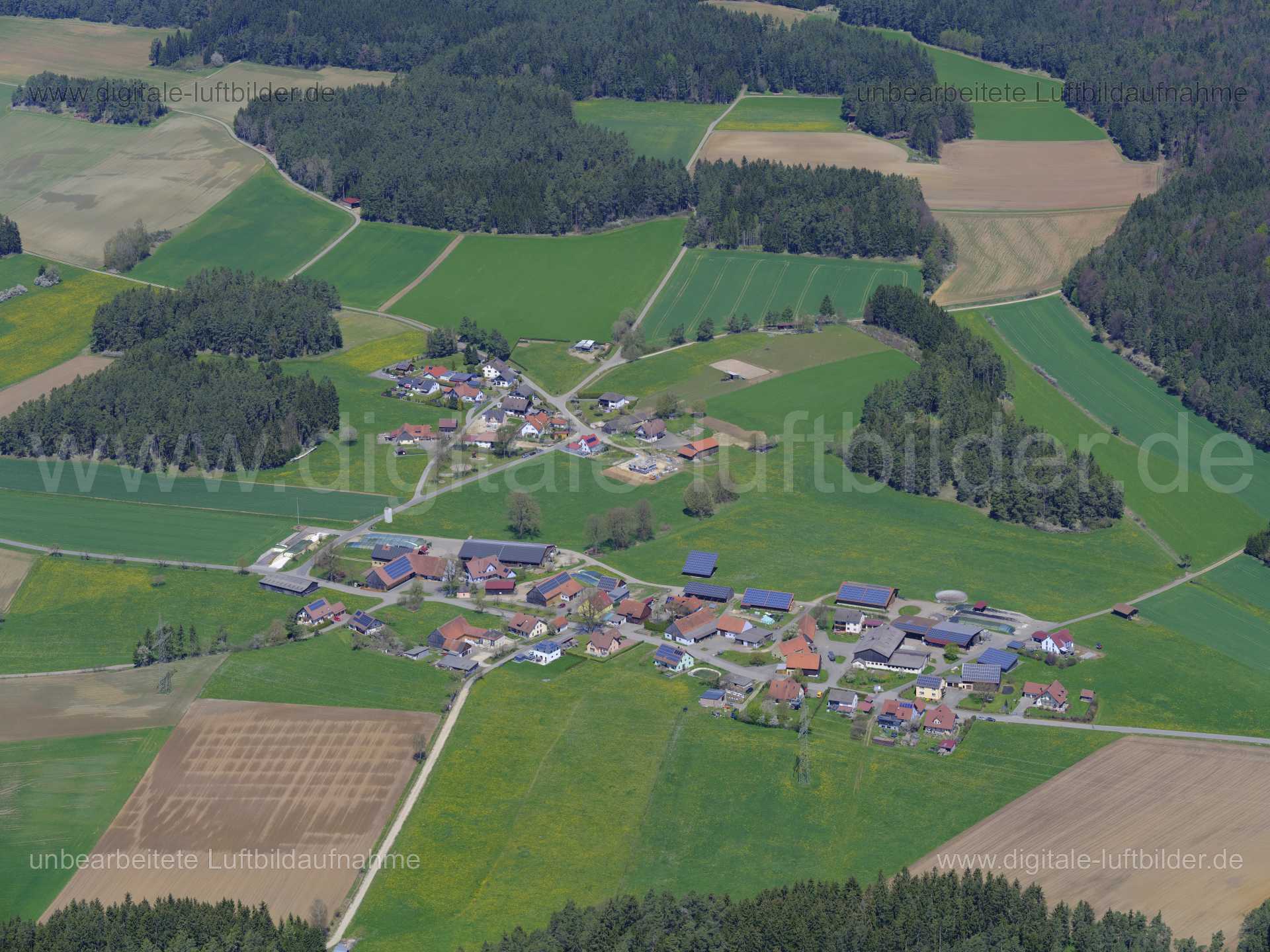 Titel: Ehringsfeld bei Ursensollen, Bildnummer: f423050, Ort / Stadt: Ursensollen, (Land)Kreis: Landkreis Amberg-Sulzbach, Regierungsbezirk: Oberpfalz, Bundesland: Bayern, Aufnahmedatum: 09.05.2021, Schlagwörter: Luftbild, Luftbilder, Luftbildfotografie, Luftaufnahme, Luftbildaufnahme, Luftfoto, Vogelperspektive, Vogelansicht, Deutschland, Schräg- und Senkrecht-Luftaufnahmen, Orthofotografie, Ehringsfeld, Dorf, Photovoltaik, Stromgewinnung, Erneuerbare Energien, Monat: Mai, Jahreszeit: Sommer, T