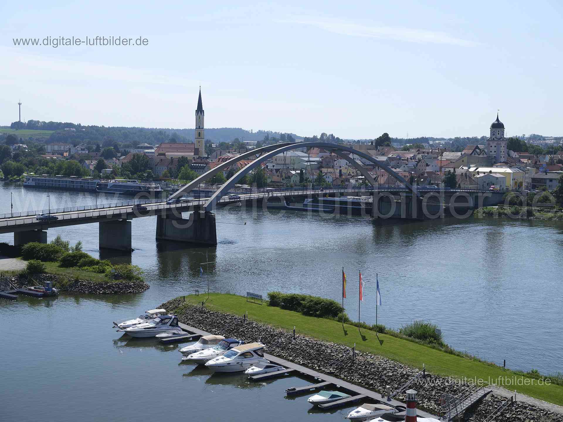 Titel: Vilshofen, Bildnummer: f521310, Ort / Stadt: Vilshofen, (Land)Kreis: Landkreis Passau, Regierungsbezirk: Niederbayern, Bundesland: Bayern, Aufnahmedatum: 20.08.2023, Schlagwörter: Deutschland, , Vilshofen, Monat: August, Jahreszeit: Sommer, Tageszeit: Vormittag / Mittag, Jahr: 2023, Flug ID: 20230820, Bildstatus: unbearbeitetes Rohbild, Bildabmessung: 8256 x 5504 Pixel, Fotograf & Copyright: Oliver Acker