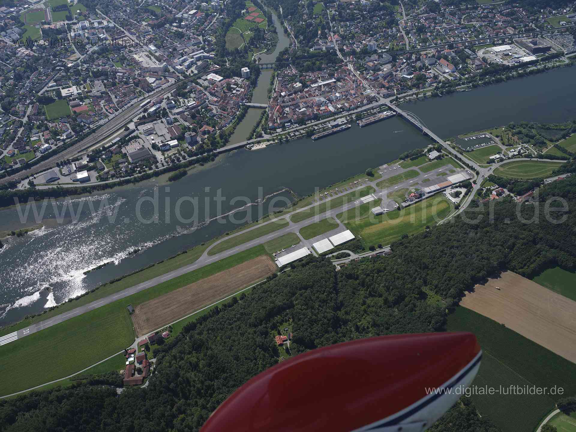 Titel: Vilshofen, Bildnummer: f521320, Ort / Stadt: Vilshofen, (Land)Kreis: Landkreis Passau, Regierungsbezirk: Niederbayern, Bundesland: Bayern, Aufnahmedatum: 20.08.2023, Schlagwörter: Deutschland, , Vilshofen, Monat: August, Jahreszeit: Sommer, Tageszeit: Vormittag / Mittag, Jahr: 2023, Flug ID: 20230820, Bildstatus: unbearbeitetes Rohbild, Bildabmessung: 8256 x 5504 Pixel, Fotograf & Copyright: Oliver Acker