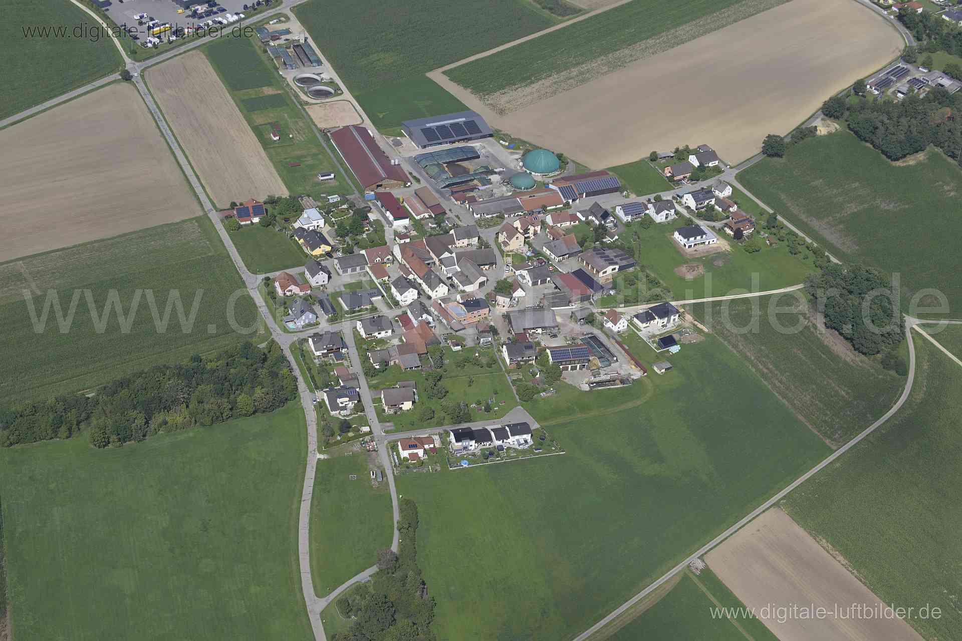 Titel: Irlach, Bildnummer: n523930, Ort / Stadt: Wackersdorf, (Land)Kreis: Landkreis Schwandorf, Regierungsbezirk: Oberpfalz, Bundesland: Bayern, Aufnahmedatum: 20.08.2023, Schlagwörter: Deutschland, , Irlach, Biogasanlage, Monat: August, Jahreszeit: Sommer, Tageszeit: Vormittag / Mittag, Jahr: 2023, Flug ID: 20230820, Bildstatus: unbearbeitetes Rohbild, Bildabmessung: 8256 x 5504 Pixel, Fotograf & Copyright: Oliver Acker
