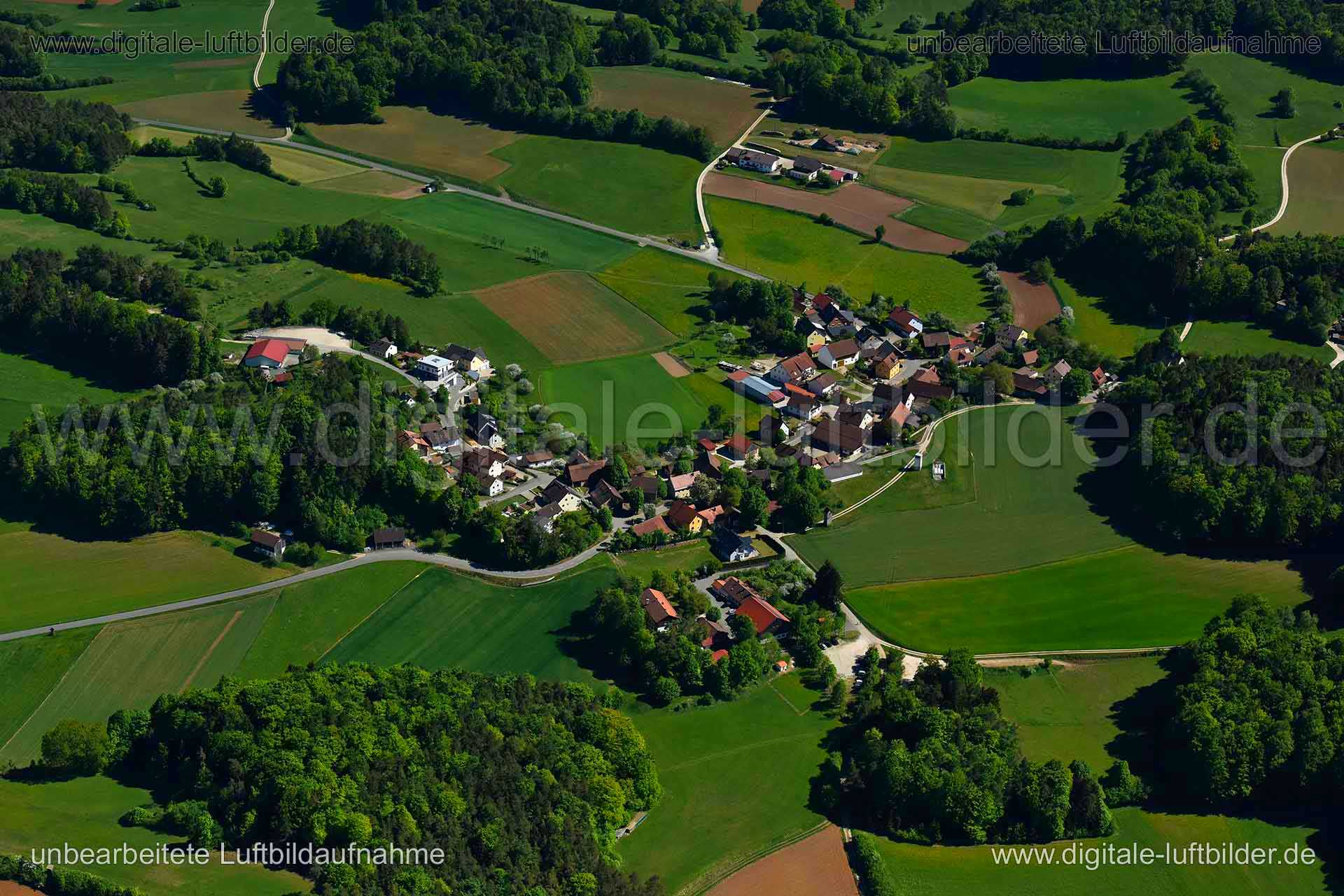 Titel: Köttweinsdorf, Bildnummer: n267620, Ort / Stadt: Waischenfeld, (Land)Kreis: Landkreis Bayreuth, Regierungsbezirk: Oberfranken, Bundesland: Bayern, Aufnahmedatum: 06.05.2018, Schlagwörter: Luftbild, Luftbilder, Luftbildfotografie, Luftaufnahme, Luftbildaufnahme, Luftfoto, Vogelperspektive, Vogelansicht, Deutschland, Schräg- und Senkrecht-Luftaufnahmen, Orthofotografie, Köttweinsdorf, Monat: Mai, Jahreszeit: Sommer, Tageszeit: Mittag / Nachmittag, Jahr: 2018, Flug ID: 20180506, Bildstatus: