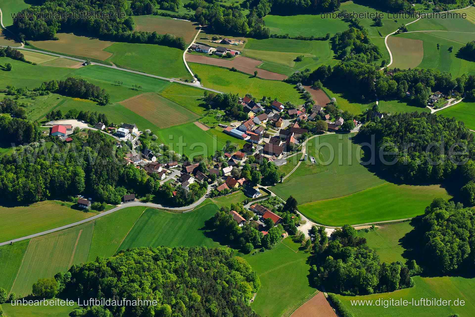 Titel: Köttweinsdorf, Bildnummer: n267630, Ort / Stadt: Waischenfeld, (Land)Kreis: Landkreis Bayreuth, Regierungsbezirk: Oberfranken, Bundesland: Bayern, Aufnahmedatum: 06.05.2018, Schlagwörter: Luftbild, Luftbilder, Luftbildfotografie, Luftaufnahme, Luftbildaufnahme, Luftfoto, Vogelperspektive, Vogelansicht, Deutschland, Schräg- und Senkrecht-Luftaufnahmen, Orthofotografie, Köttweinsdorf, Monat: Mai, Jahreszeit: Sommer, Tageszeit: Mittag / Nachmittag, Jahr: 2018, Flug ID: 20180506, Bildstatus: