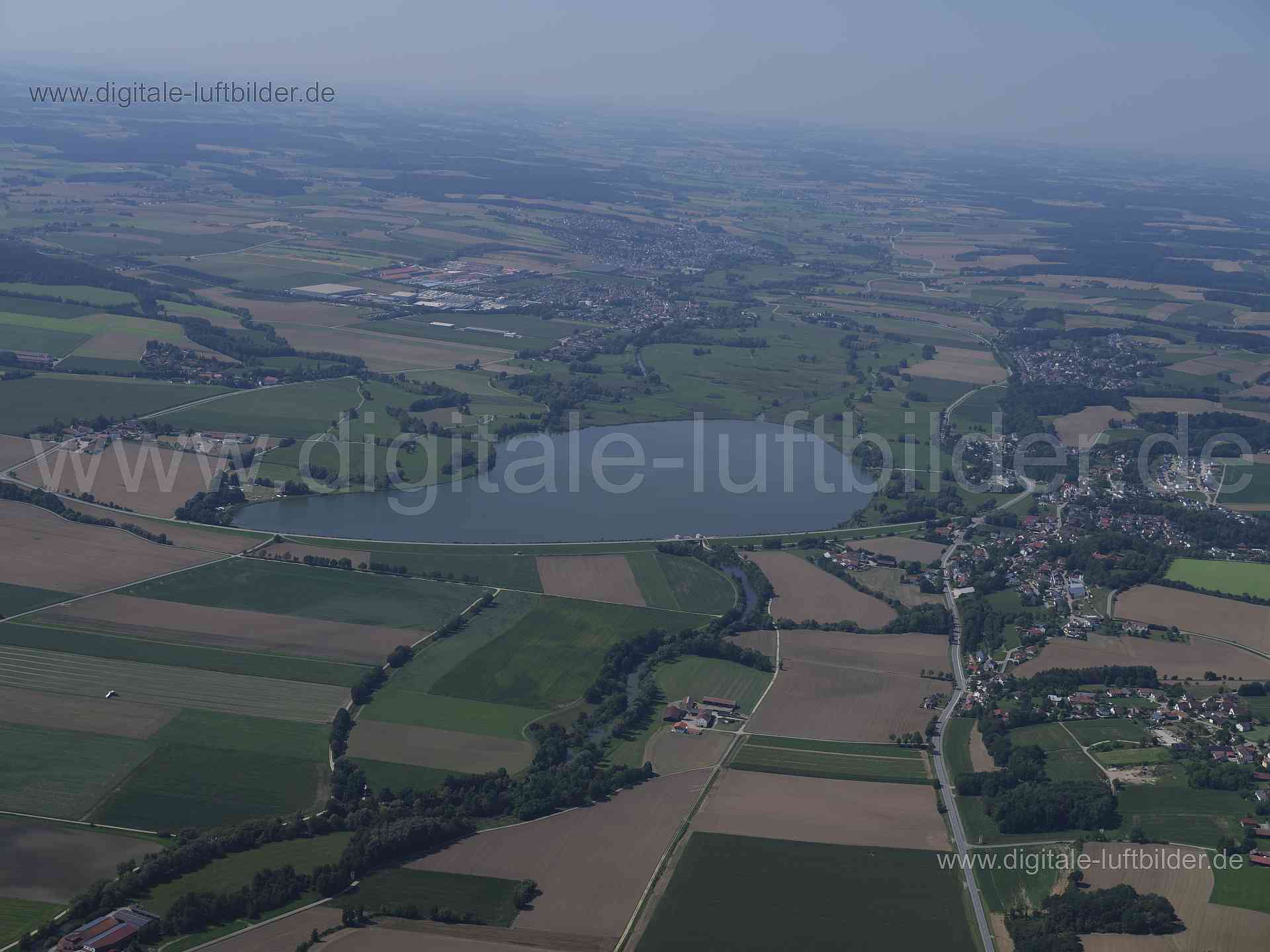 Titel: Vilstalsee, Bildnummer: f521080, Ort / Stadt: Warth, (Land)Kreis: Landkreis Dingolfing-Landau, Regierungsbezirk: Niederbayern, Bundesland: Bayern, Aufnahmedatum: 20.08.2023, Schlagwörter: Deutschland, , Vilstalsee, See, Himmel. Panorama, Schweinebuch, Steinberg, Monat: August, Jahreszeit: Sommer, Tageszeit: Vormittag / Mittag, Jahr: 2023, Flug ID: 20230820, Bildstatus: unbearbeitetes Rohbild, Bildabmessung: 11648 x 8736 Pixel, Fotograf & Copyright: Oliver Acker