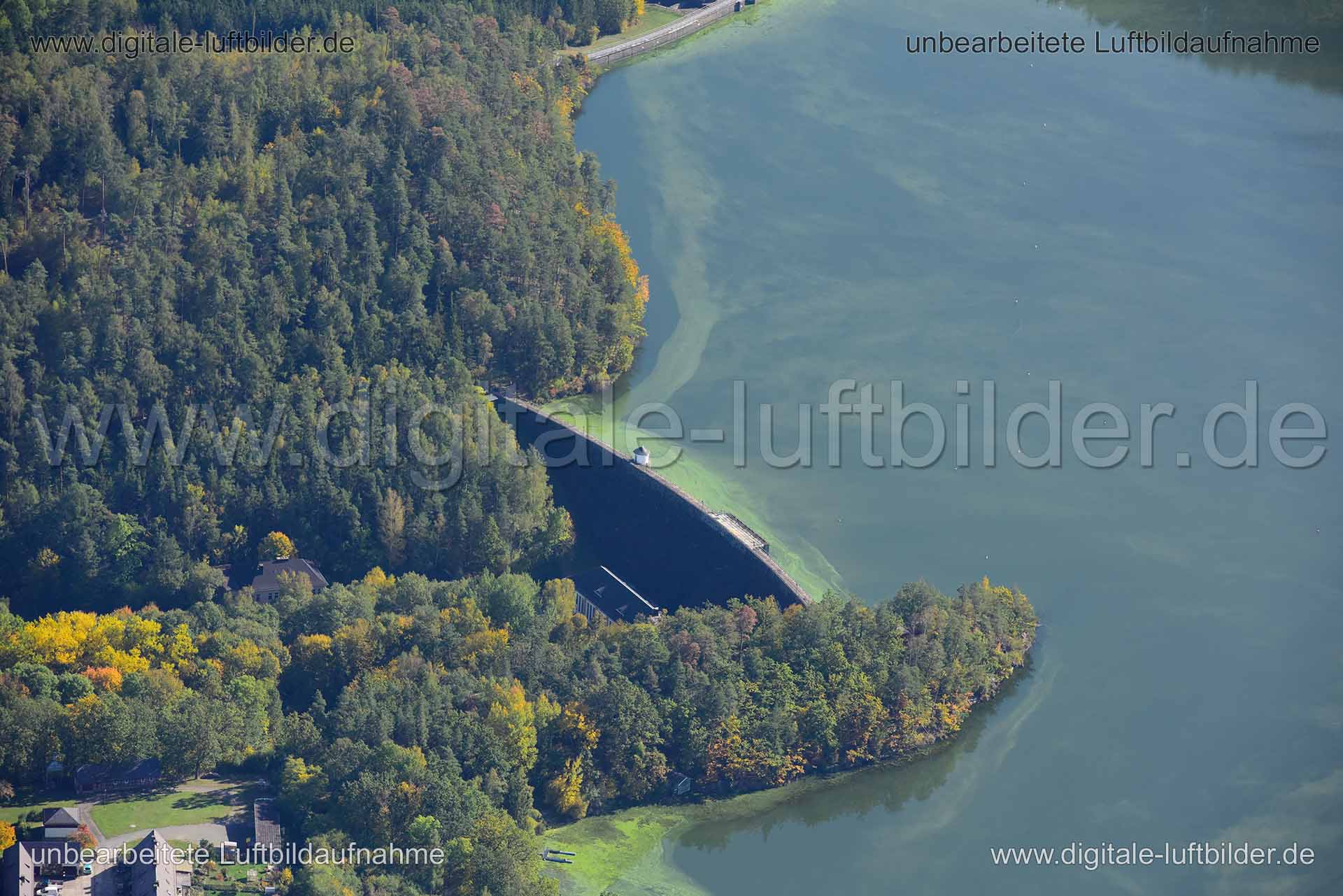 Titel: Talsperre Weida, Bildnummer: n351610, Ort / Stadt: Weida, (Land)Kreis: Landkreis Greiz, Regierungsbezirk: Thüringen, Bundesland: Thüringen, Aufnahmedatum: 14.10.2019, Schlagwörter: Luftbild, Luftbilder, Luftbildfotografie, Luftaufnahme, Luftbildaufnahme, Luftfoto, Vogelperspektive, Vogelansicht, Deutschland, Schräg- und Senkrecht-Luftaufnahmen, Orthofotografie, Talsperre Weida, Damm, Staudamm, Wasser, Gewässer, Stausee, Monat: Oktober, Jahreszeit: Herbst, Tageszeit: Mittag / Nachmittag, J