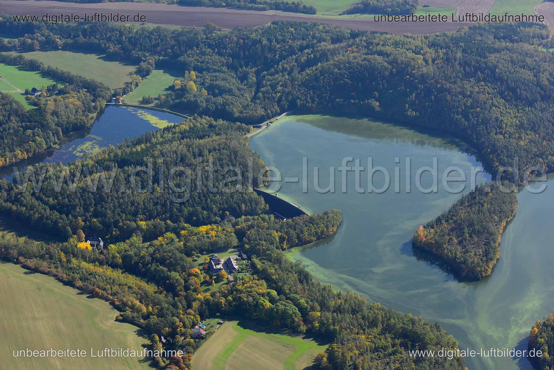 Titel: Talsperre Weida, Bildnummer: n351620, Ort / Stadt: Weida, (Land)Kreis: Landkreis Greiz, Regierungsbezirk: Thüringen, Bundesland: Thüringen, Aufnahmedatum: 14.10.2019, Schlagwörter: Luftbild, Luftbilder, Luftbildfotografie, Luftaufnahme, Luftbildaufnahme, Luftfoto, Vogelperspektive, Vogelansicht, Deutschland, Schräg- und Senkrecht-Luftaufnahmen, Orthofotografie, Talsperre Weida, Damm, Staudamm, Wasser, Gewässer, Stausee, Natur, Monat: Oktober, Jahreszeit: Herbst, Tageszeit: Mittag / Nachmi