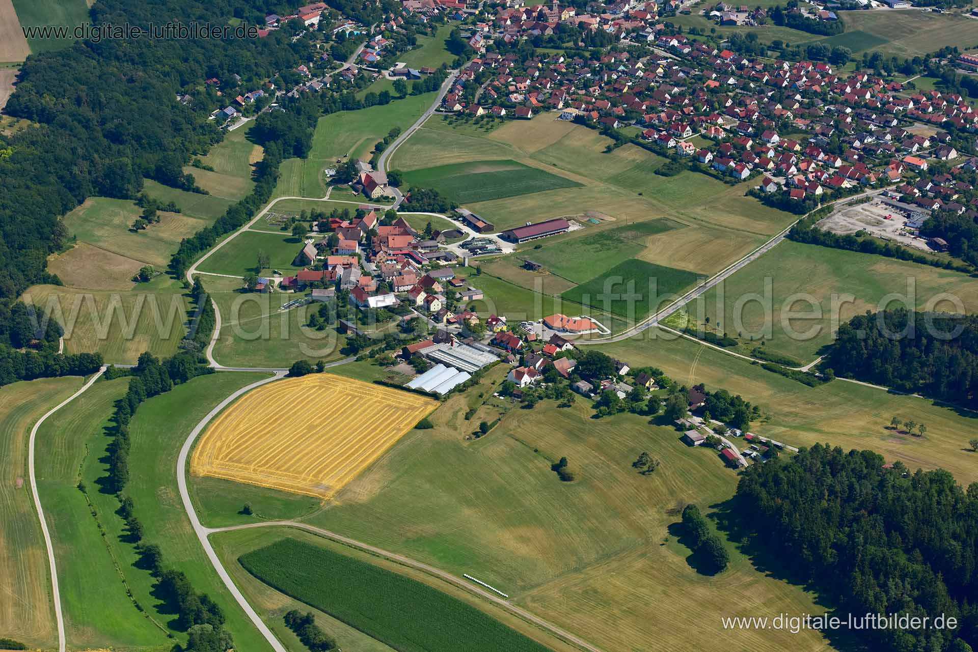 Titel: Zellrüglingen, Bildnummer: n327510, Ort / Stadt: Weihenzell, (Land)Kreis: Landkreis Ansbach, Regierungsbezirk: Mittelfranken, Bundesland: Bayern, Aufnahmedatum: 24.07.2019, Schlagwörter: Luftbild, Luftbilder, Luftbildfotografie, Luftaufnahme, Luftbildaufnahme, Luftfoto, Vogelperspektive, Vogelansicht, Deutschland, Schräg- und Senkrecht-Luftaufnahmen, Orthofotografie, Weihenzell, Zellrüglingen, Dorf, Monat: Juli, Jahreszeit: Sommer, Tageszeit: Mittag / Nachmittag, Jahr: 2019, Flug ID: 2019